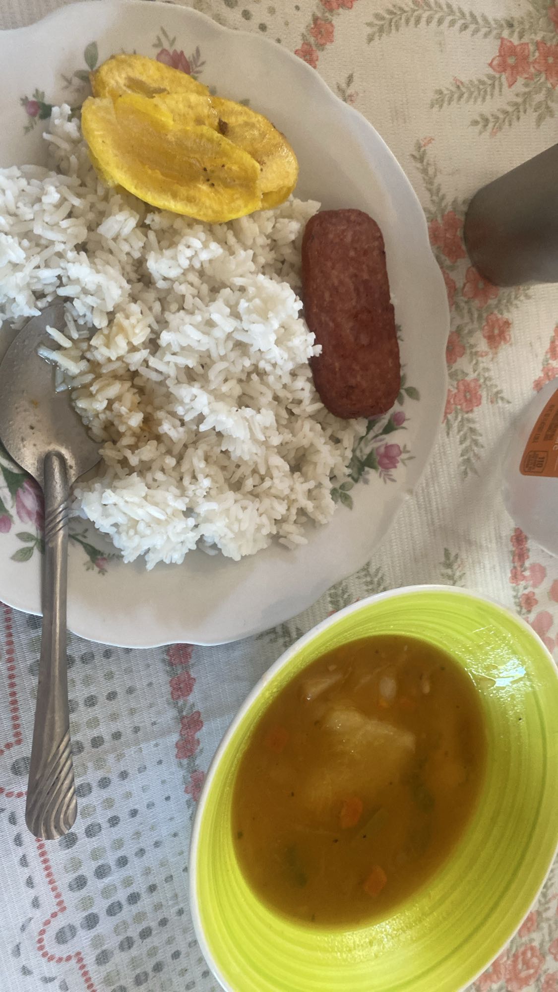 Arroz con sopa y plátano