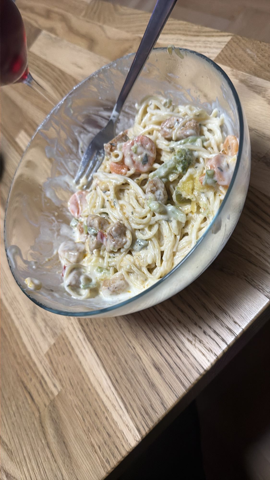 Makaron z warzywami i sosem