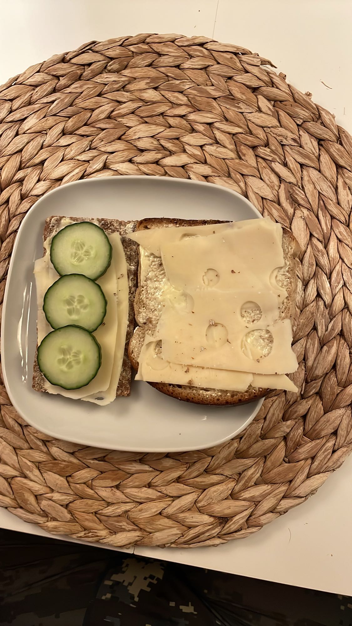 Ostsmörgås med gurka