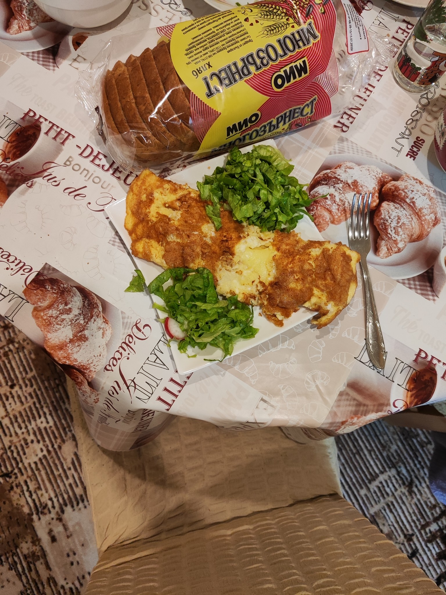 Omelette with bread and greens