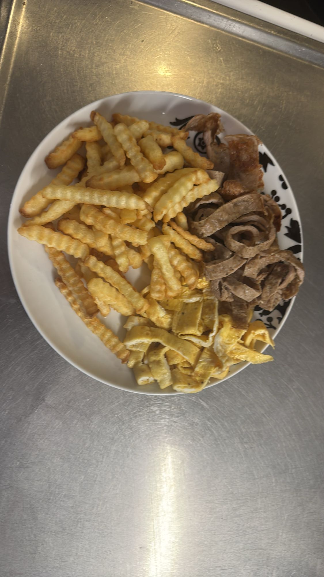 Pommes, kebab och omelett