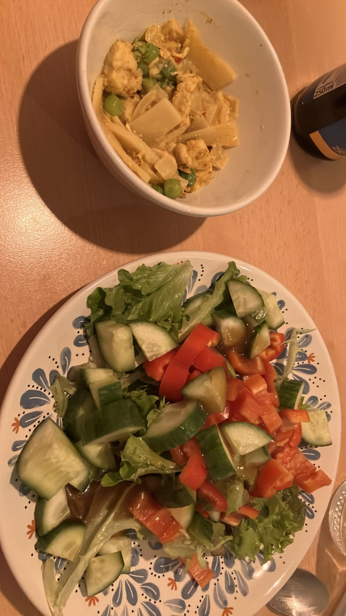 Salada com molho e curry de frango com bambu e ervilha
