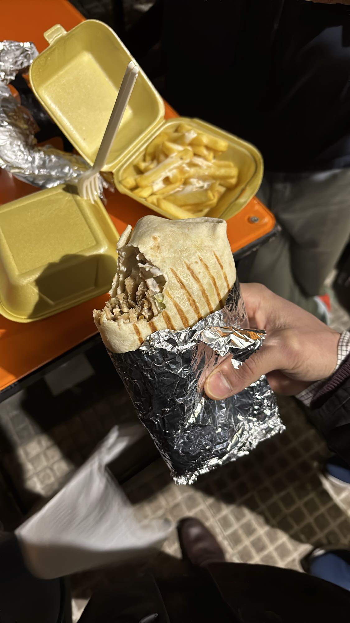 kebab con papas fritas