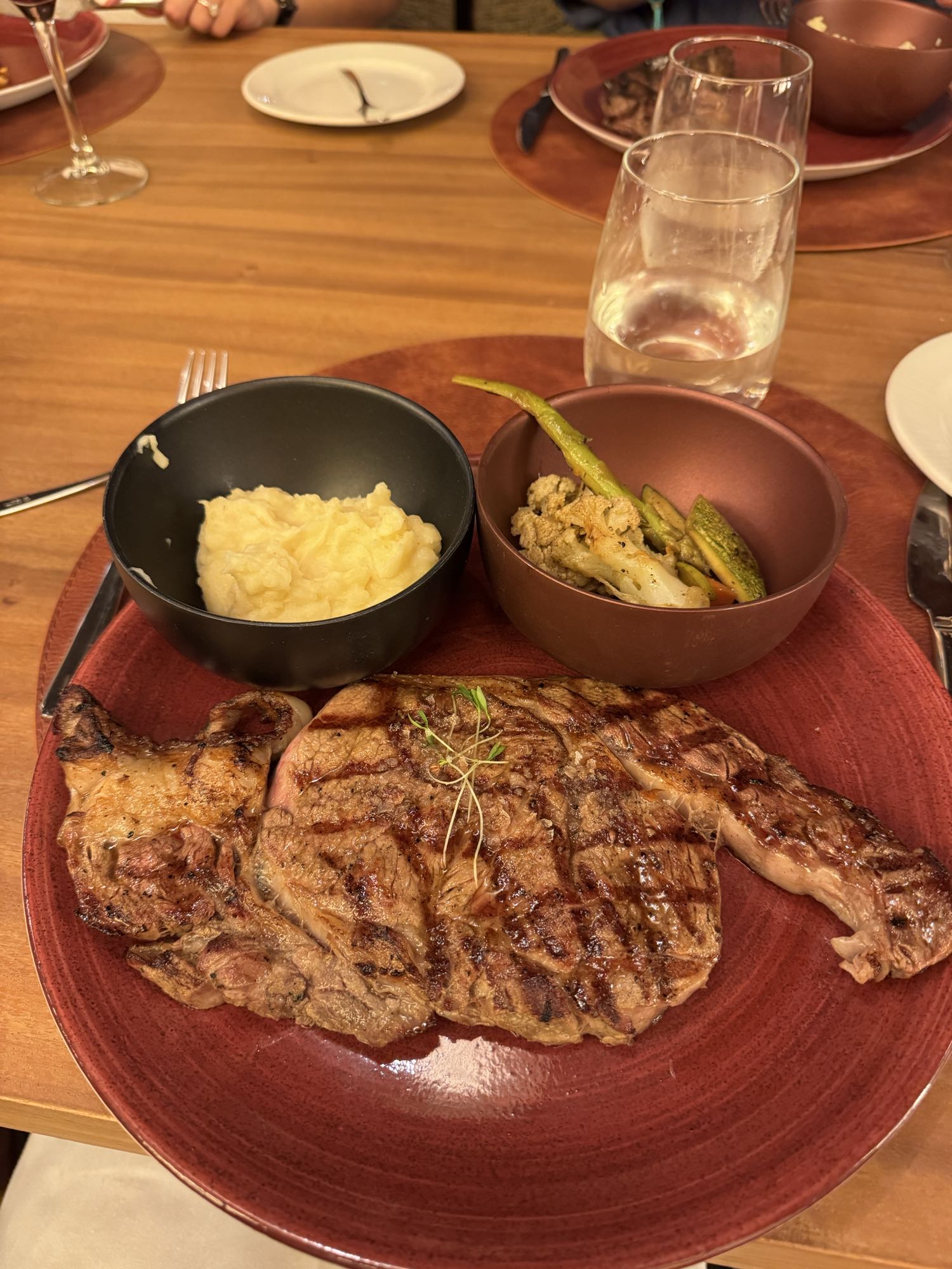 Bistec con puré y verduras