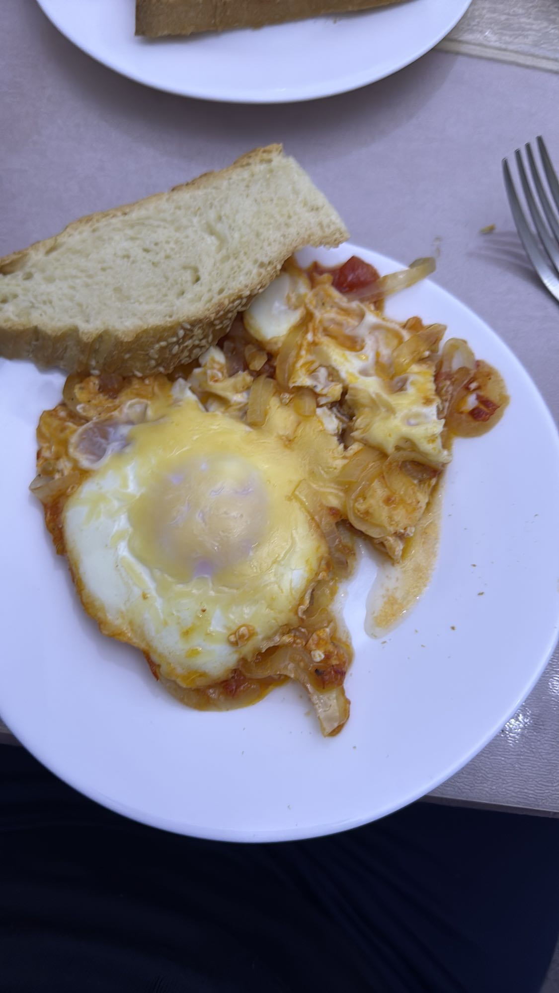 яичница с овощами и хлебом