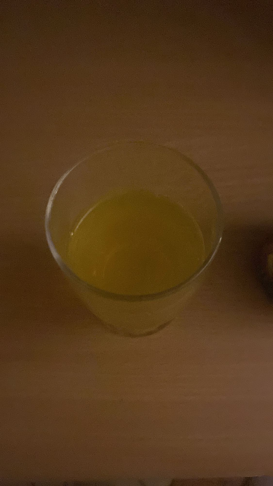 szklanka soku pomarańczowego