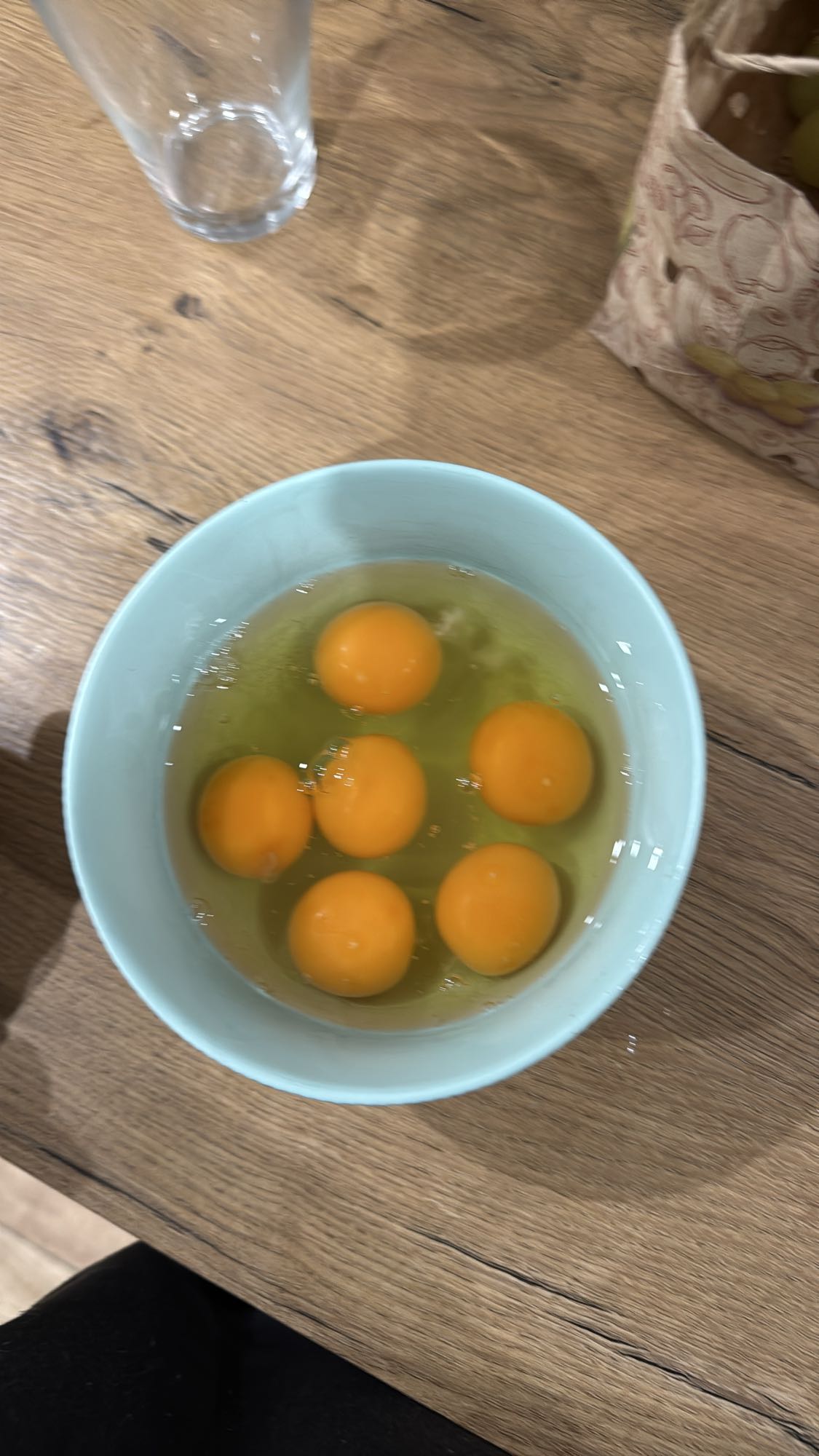 Rå ägg i skål