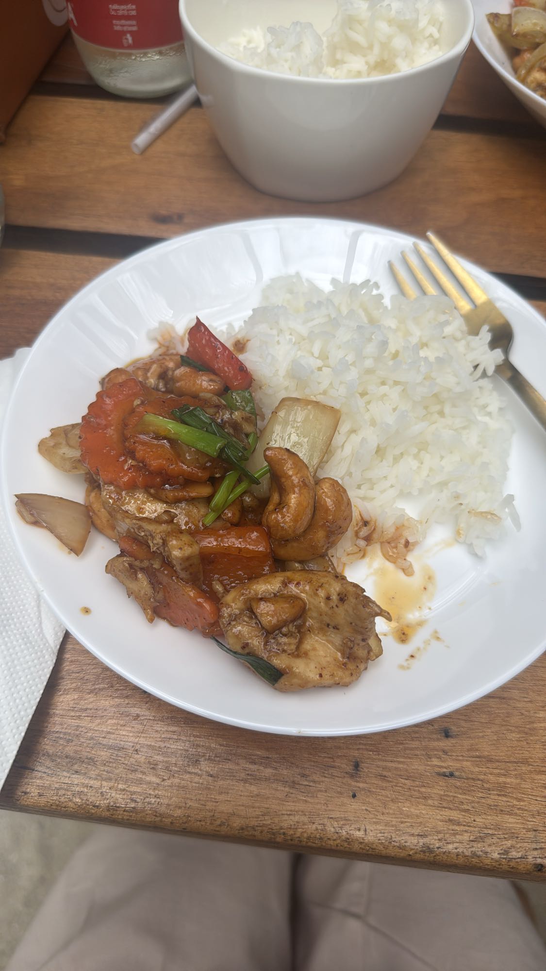 Kurczak z nerkowcami i ryżem