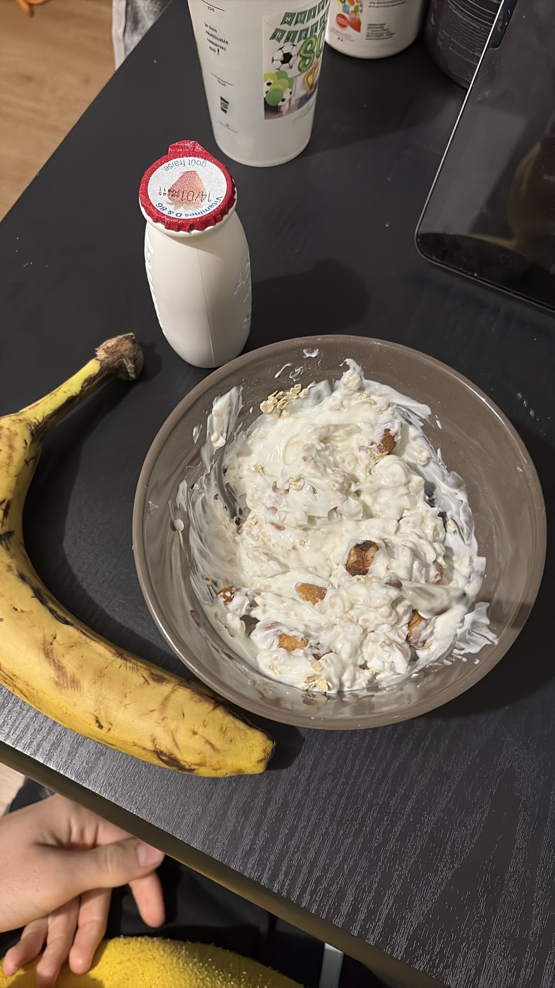 Yaourt, banane et muesli