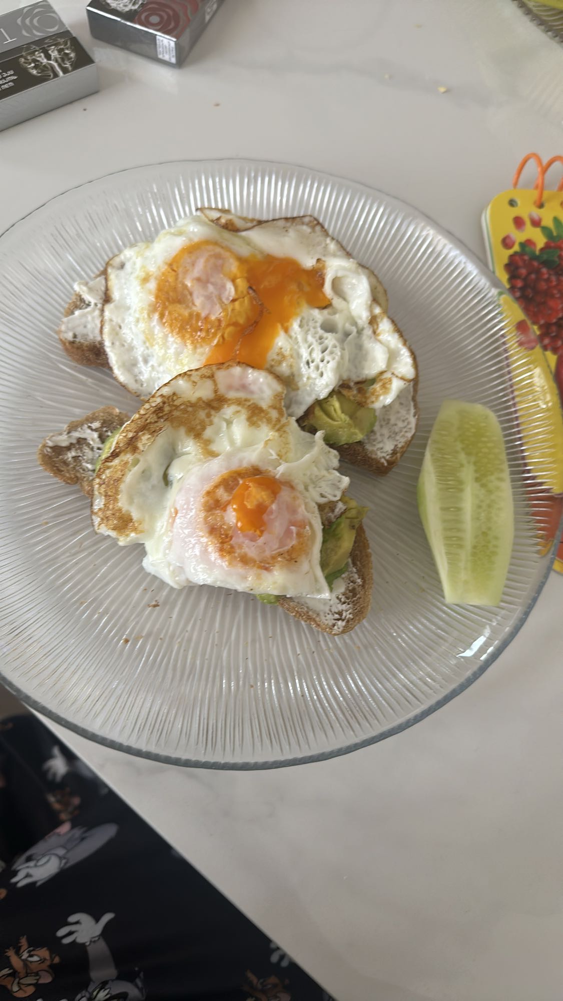яйца на тосте с авокадо