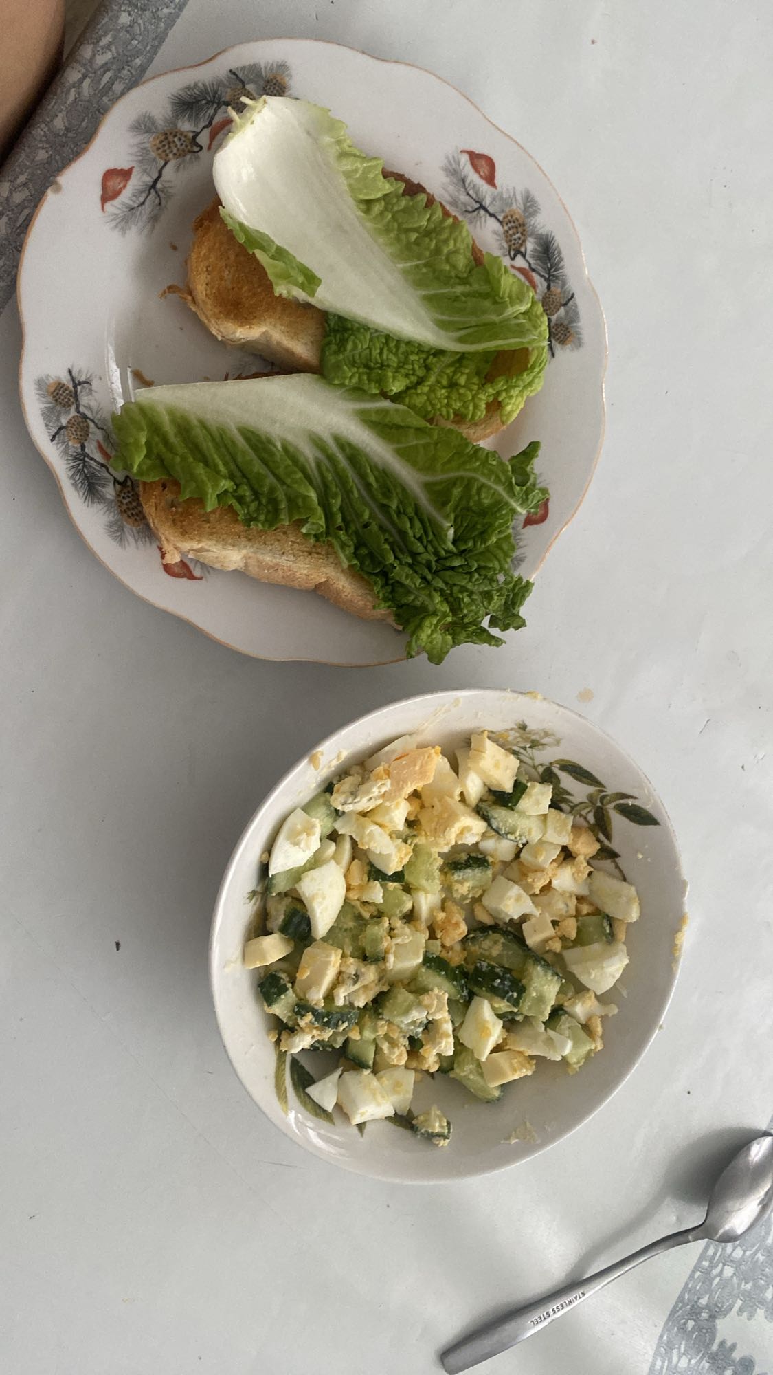 Салат с яйцом и тостами