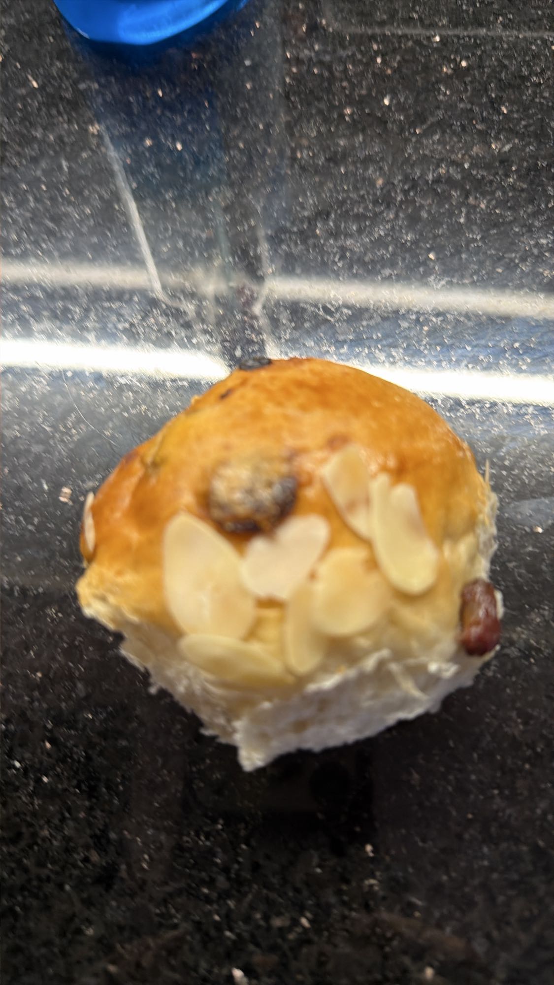 Rozijnenbroodje met amandel