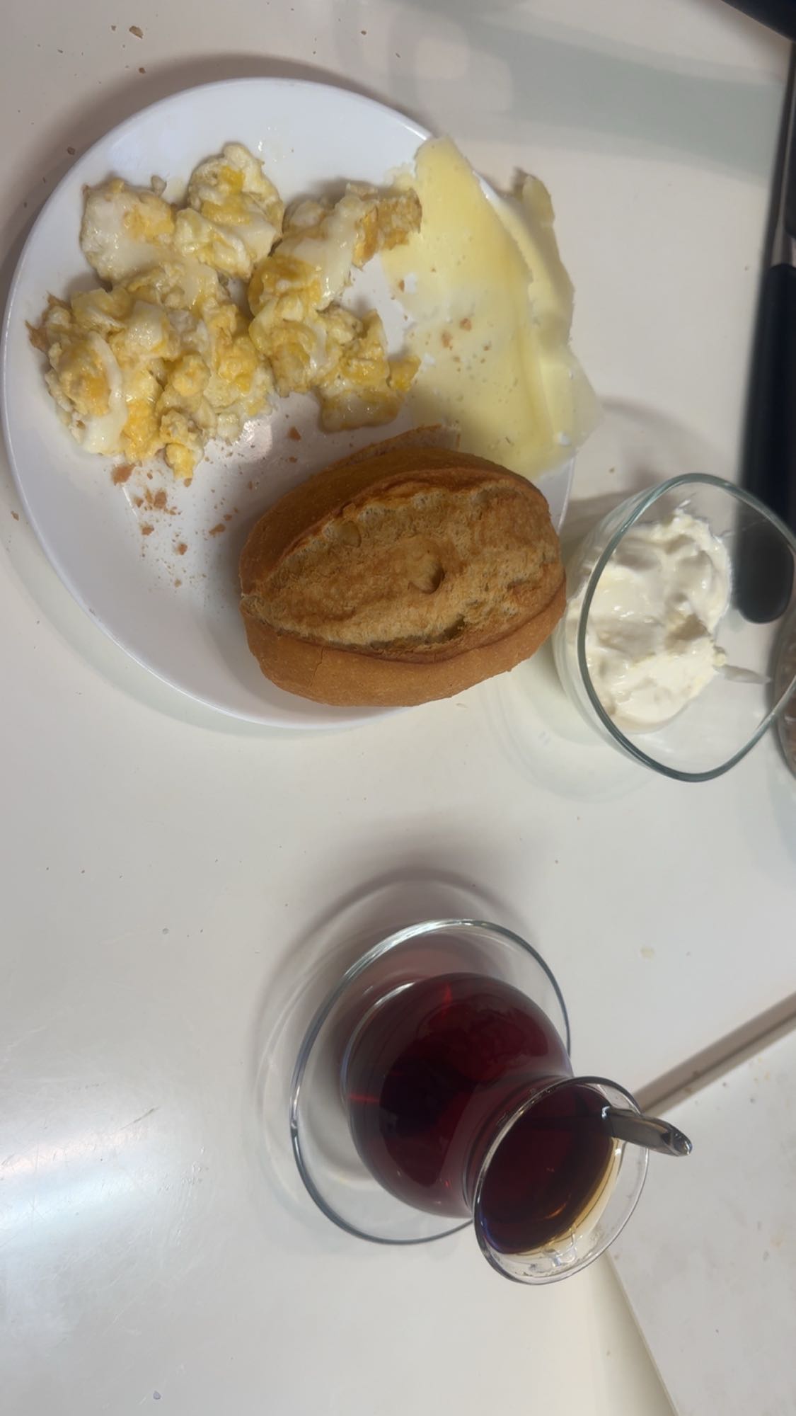 Frukost med ägg och bröd