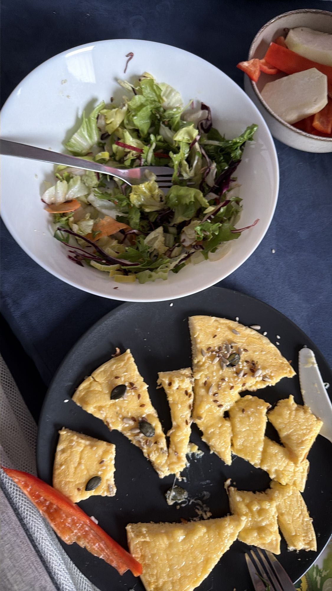 Omletă cu salată mixtă