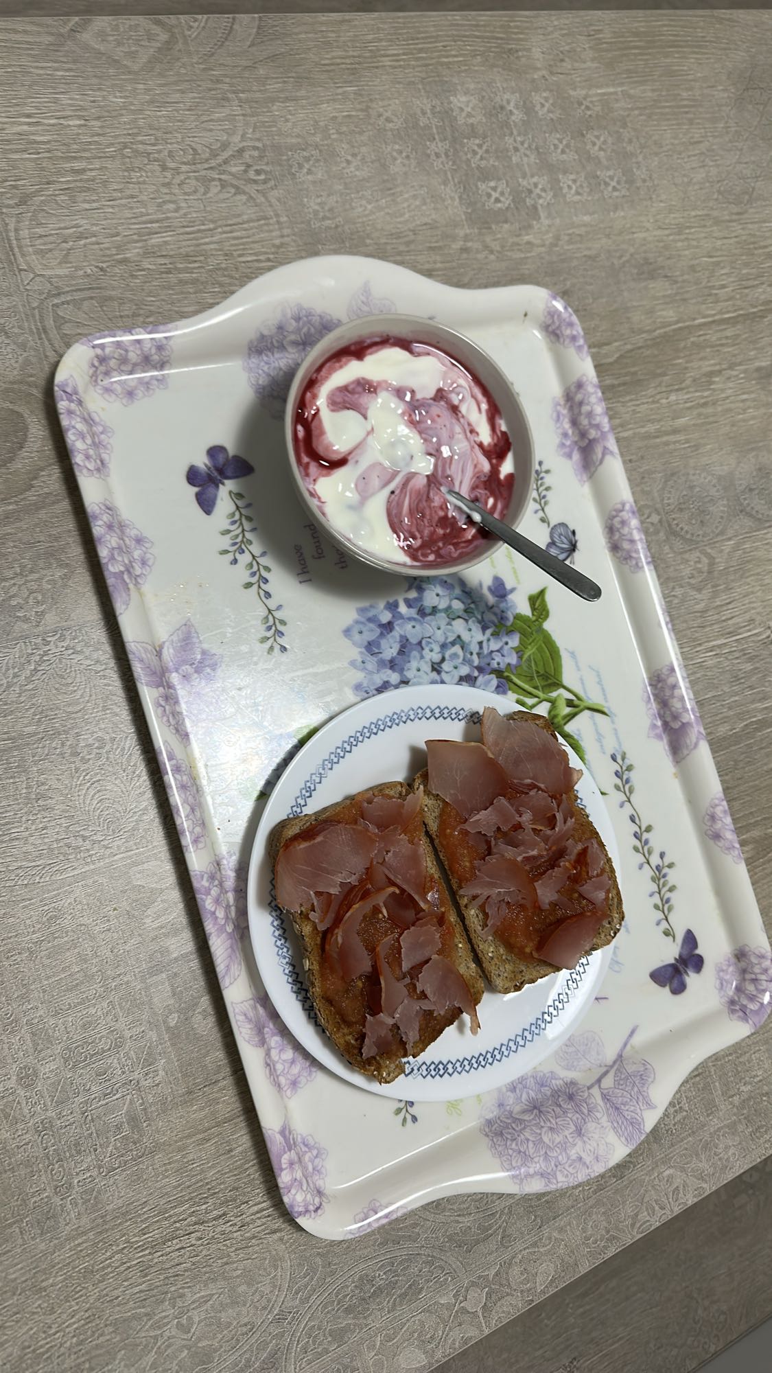 Tostadas con lomo y yogur