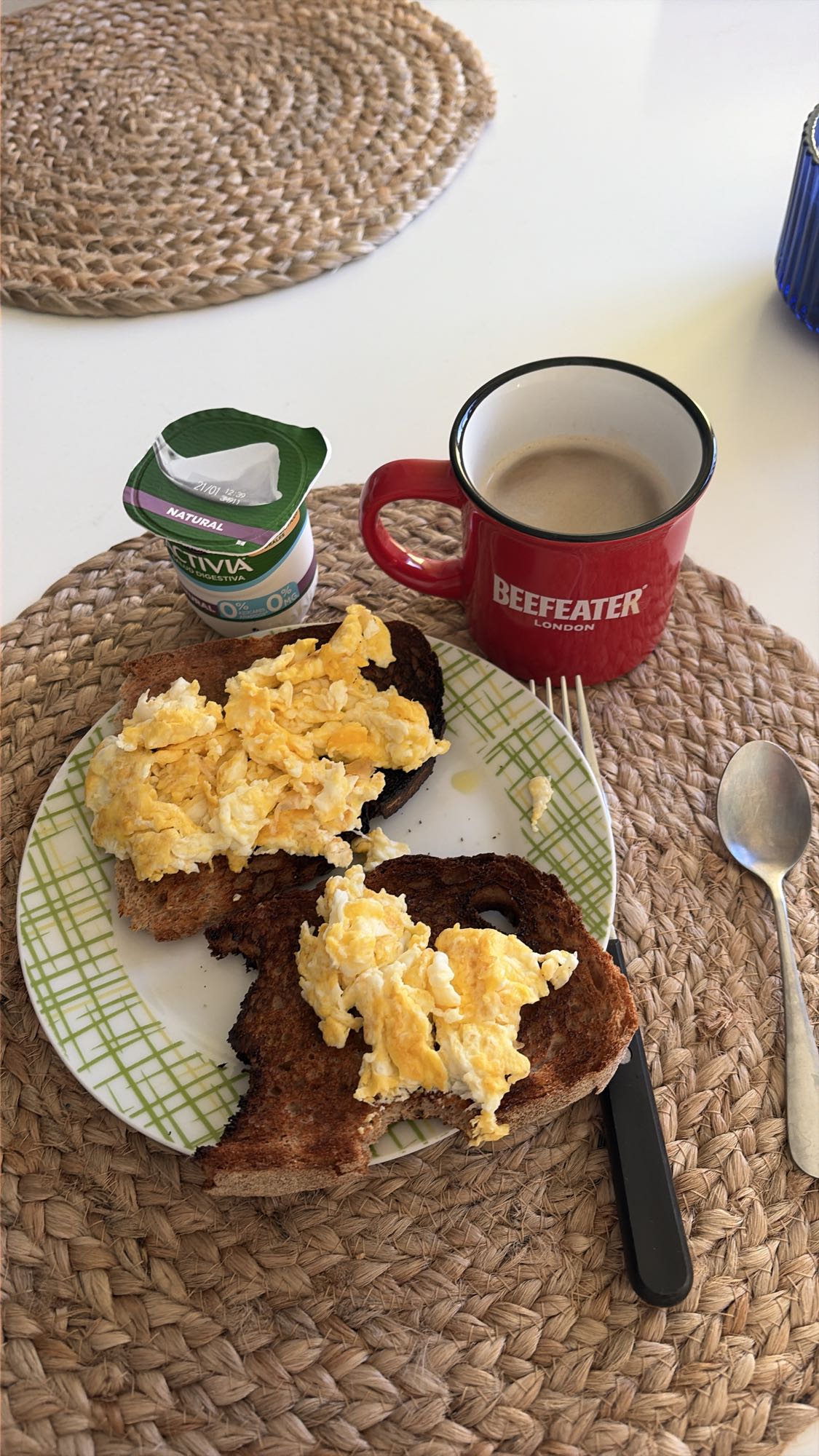 Desayuno con huevos y yogur