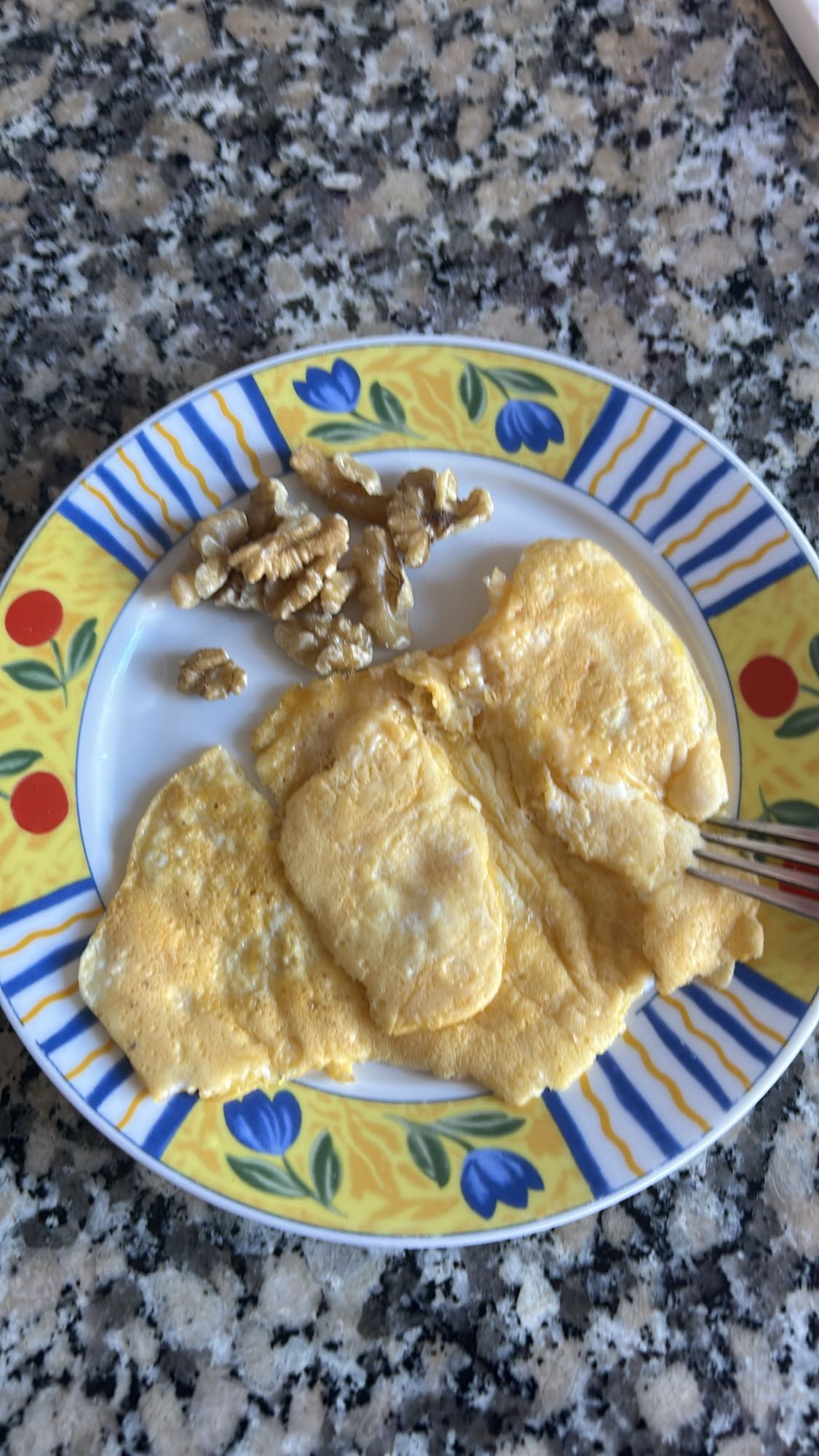 Tortilla francesa con un puñado de nueces