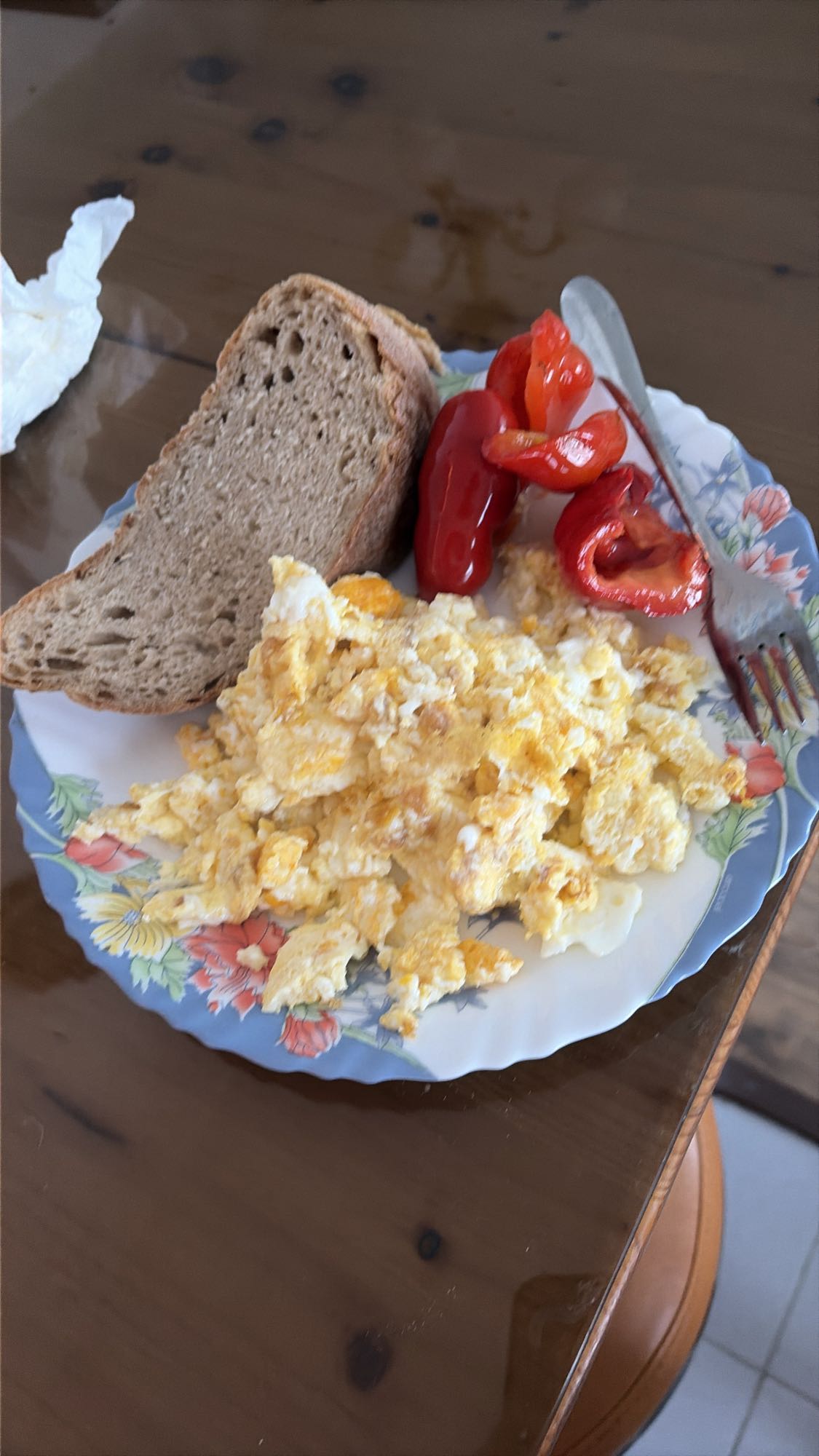 O felie de pâine neagră cu trei ouă și două albușuri și gogoșari murați