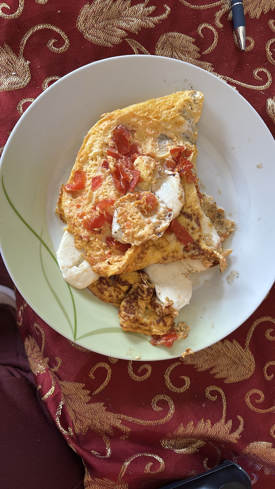 Omelet met tomaat en kaas