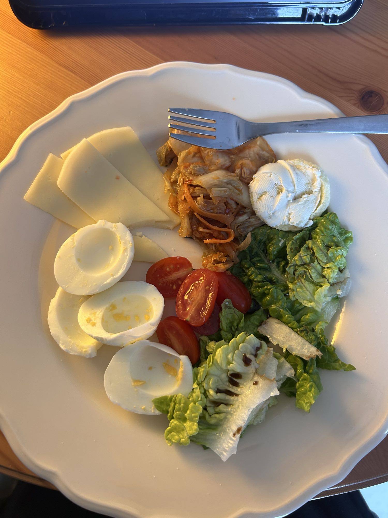 Салат с яйцом и сыром