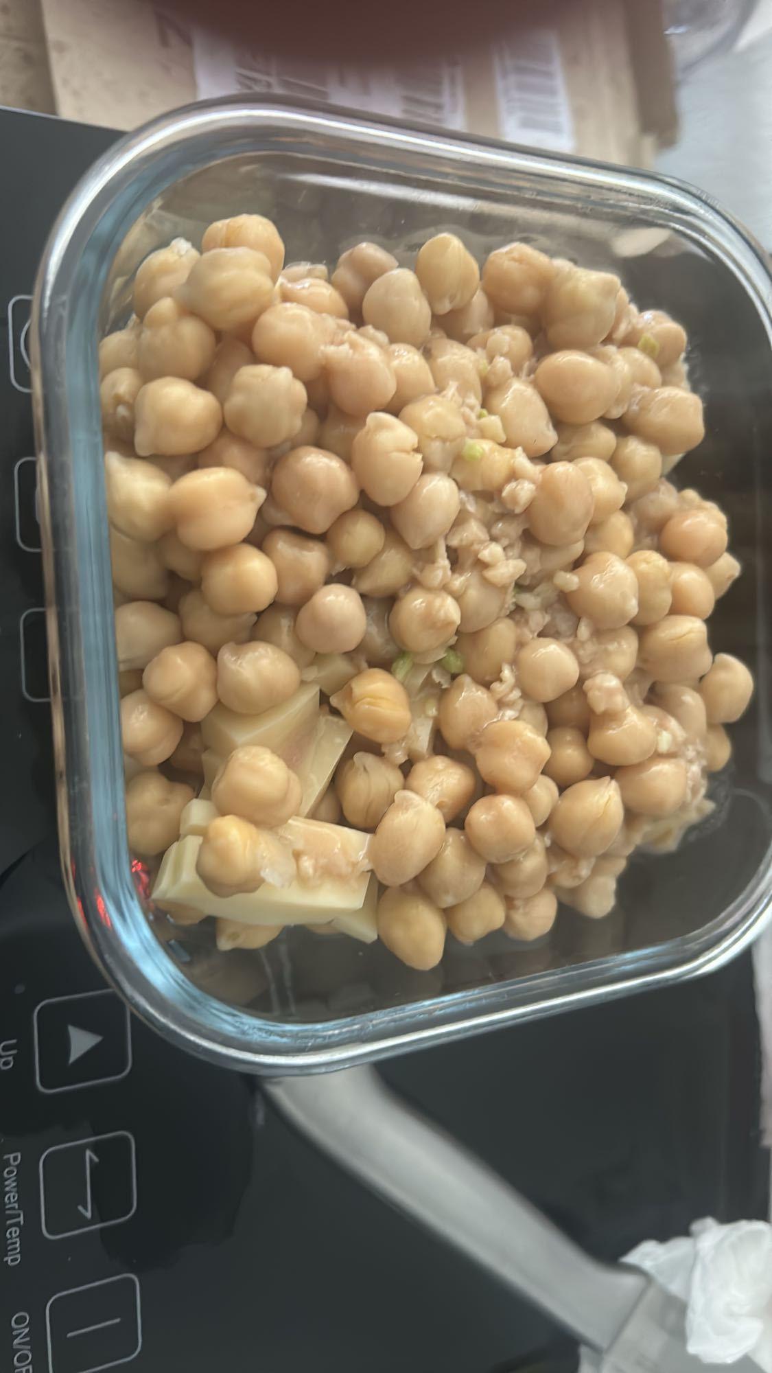 Pois chiches emmental et vinaigrette avec de l ail