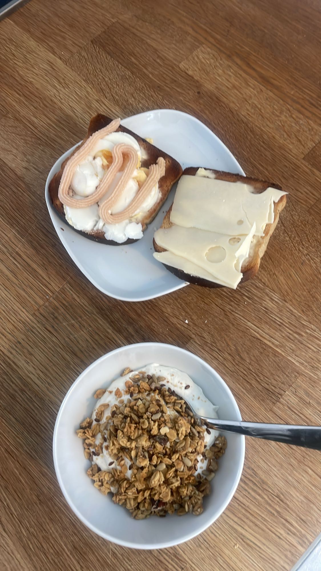 Frukost med mackor & yoghurt