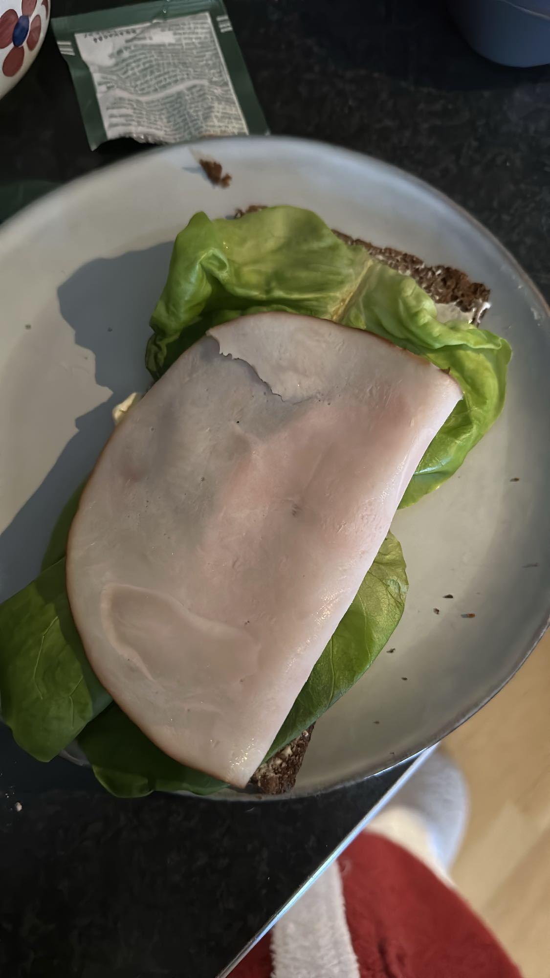 Skinksmörgås med sallad