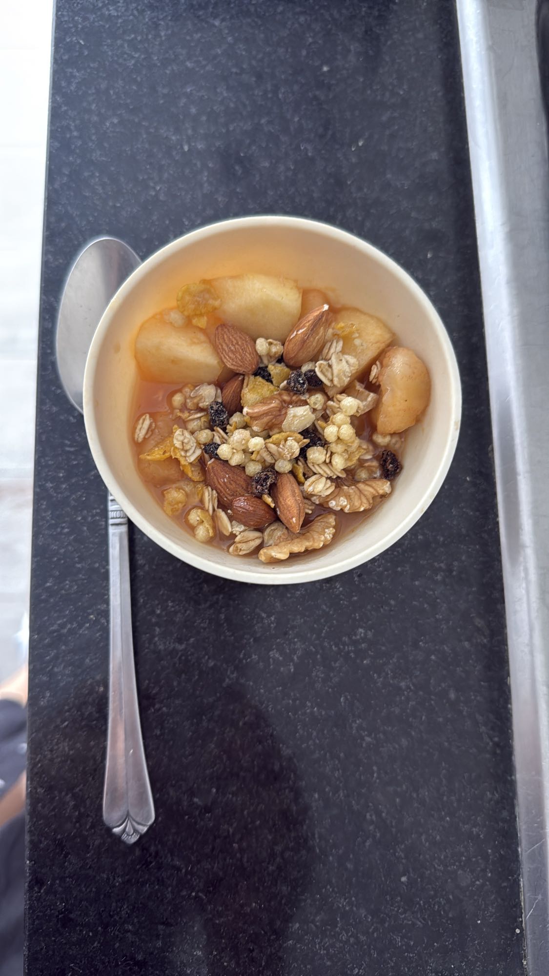 fruta con granola y nueces