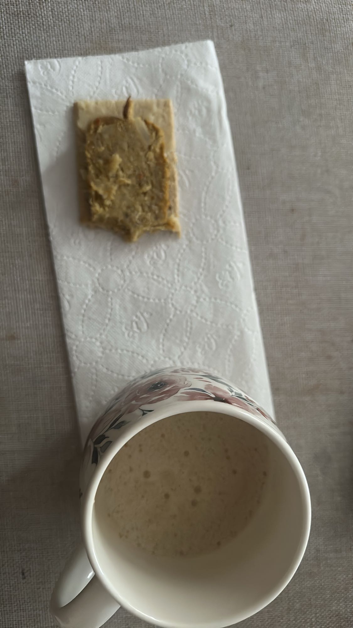 Kawa z mlekiem i krakers z pastą