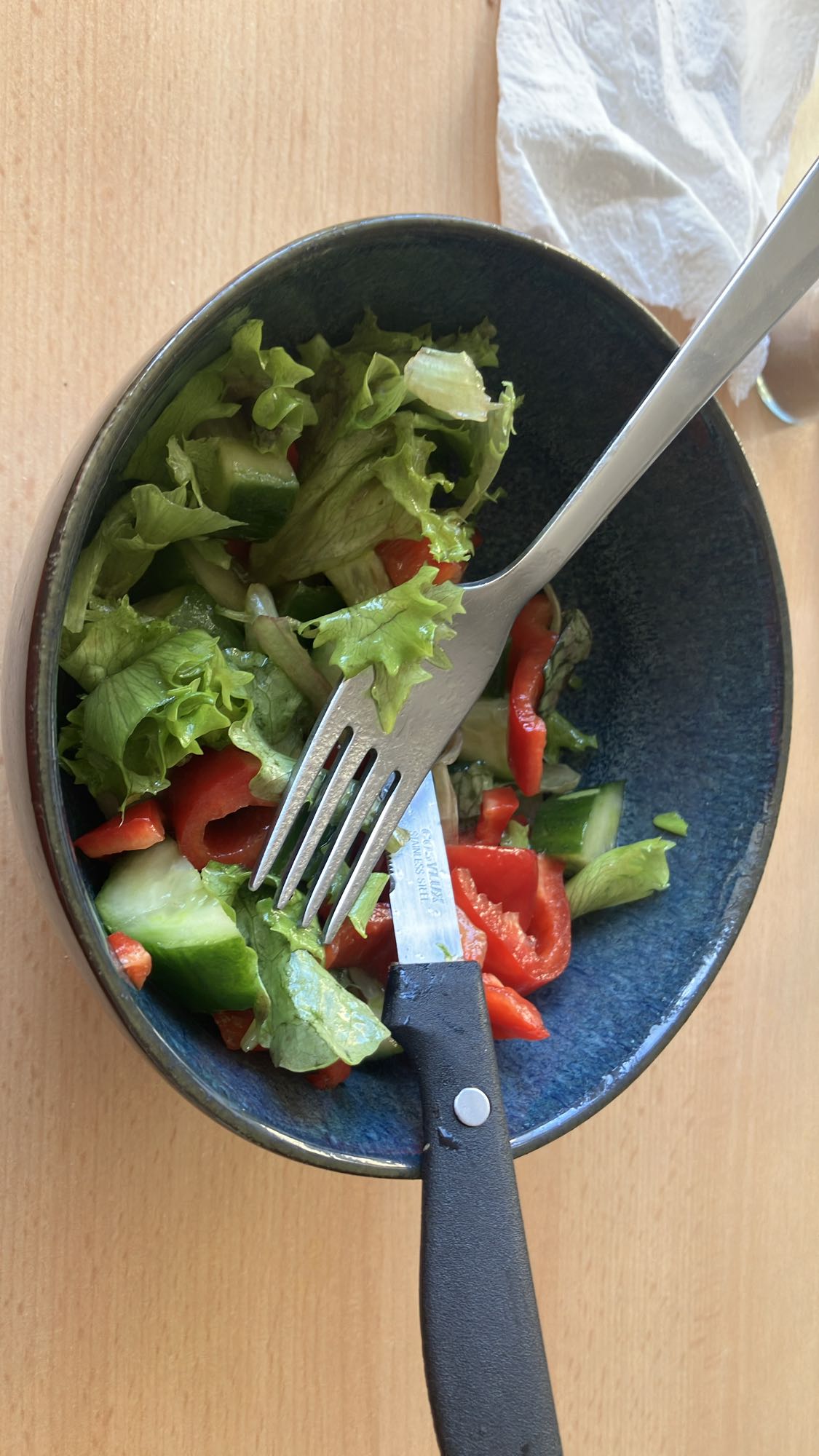 Salada fresca com arroz e curry de frango