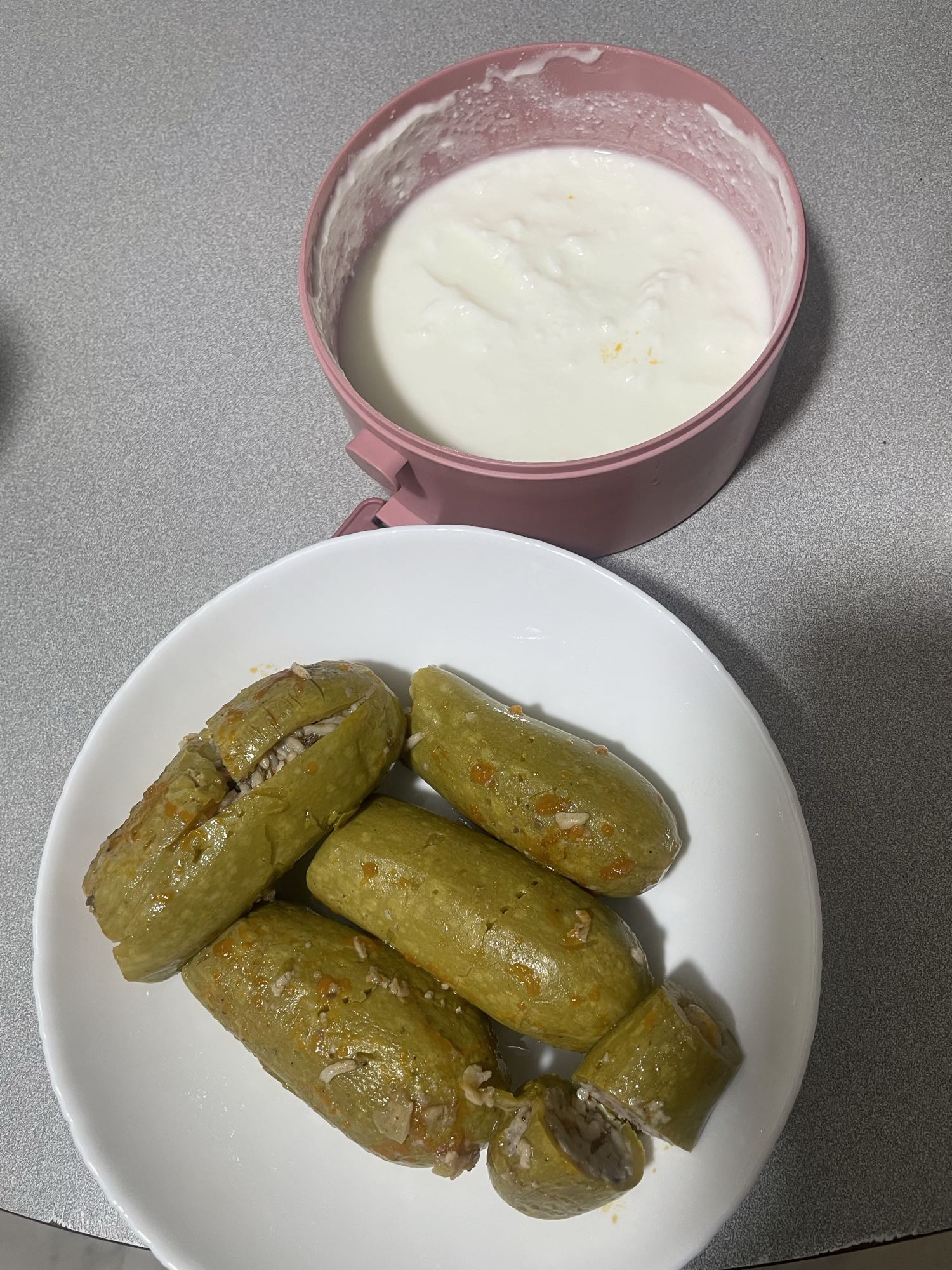 Stuffed zucchini with yogurt