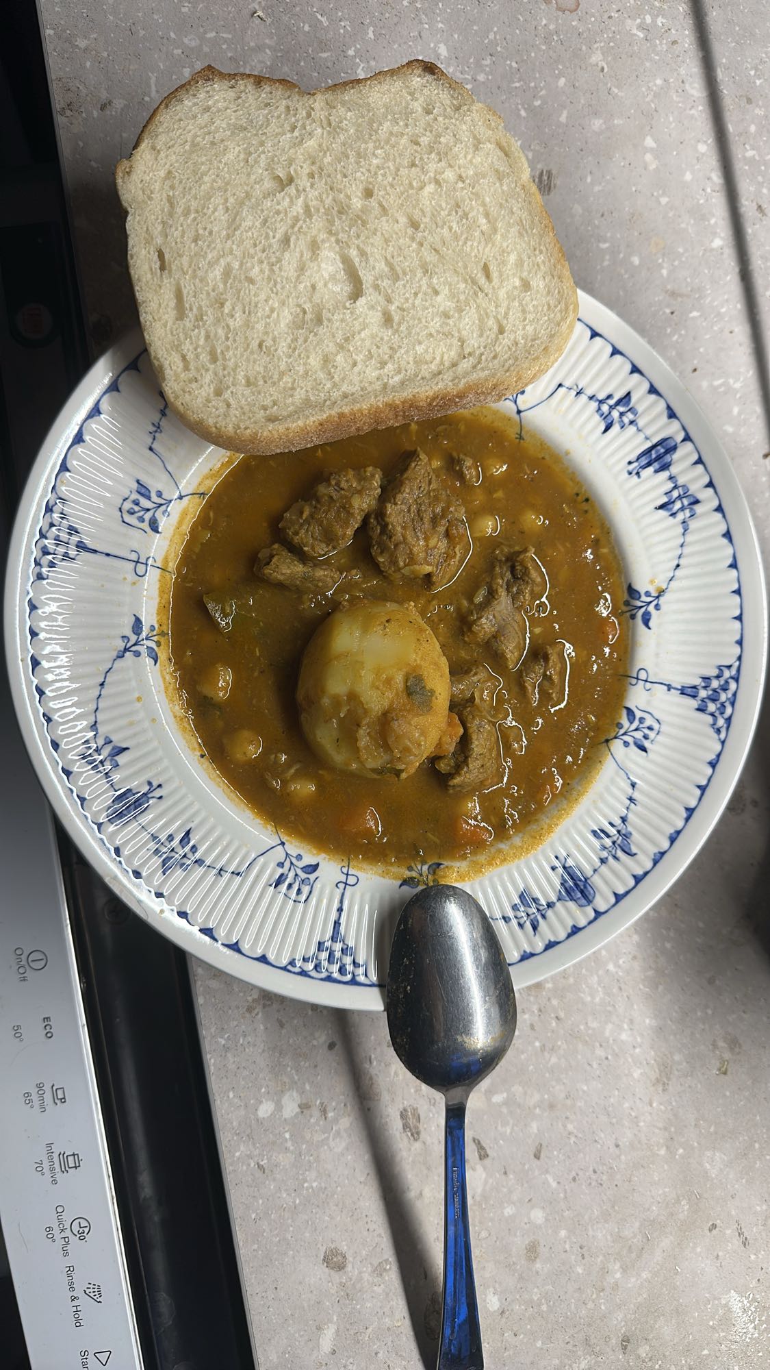 Köttgryta med bröd