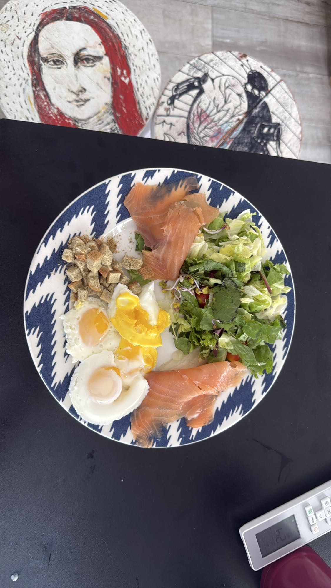 Desayuno con salmón y huevos