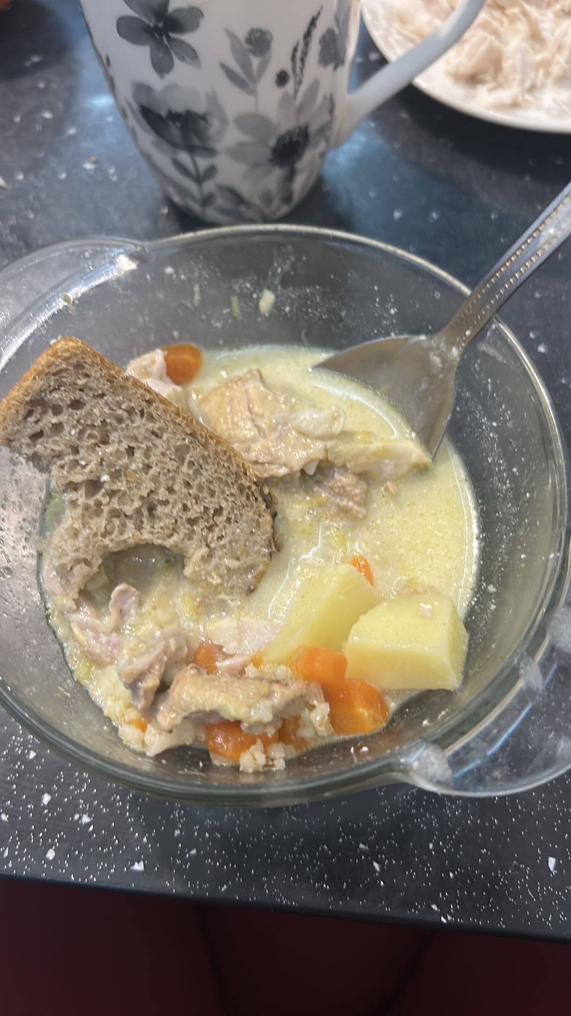 zupa z kurczakiem i chlebem