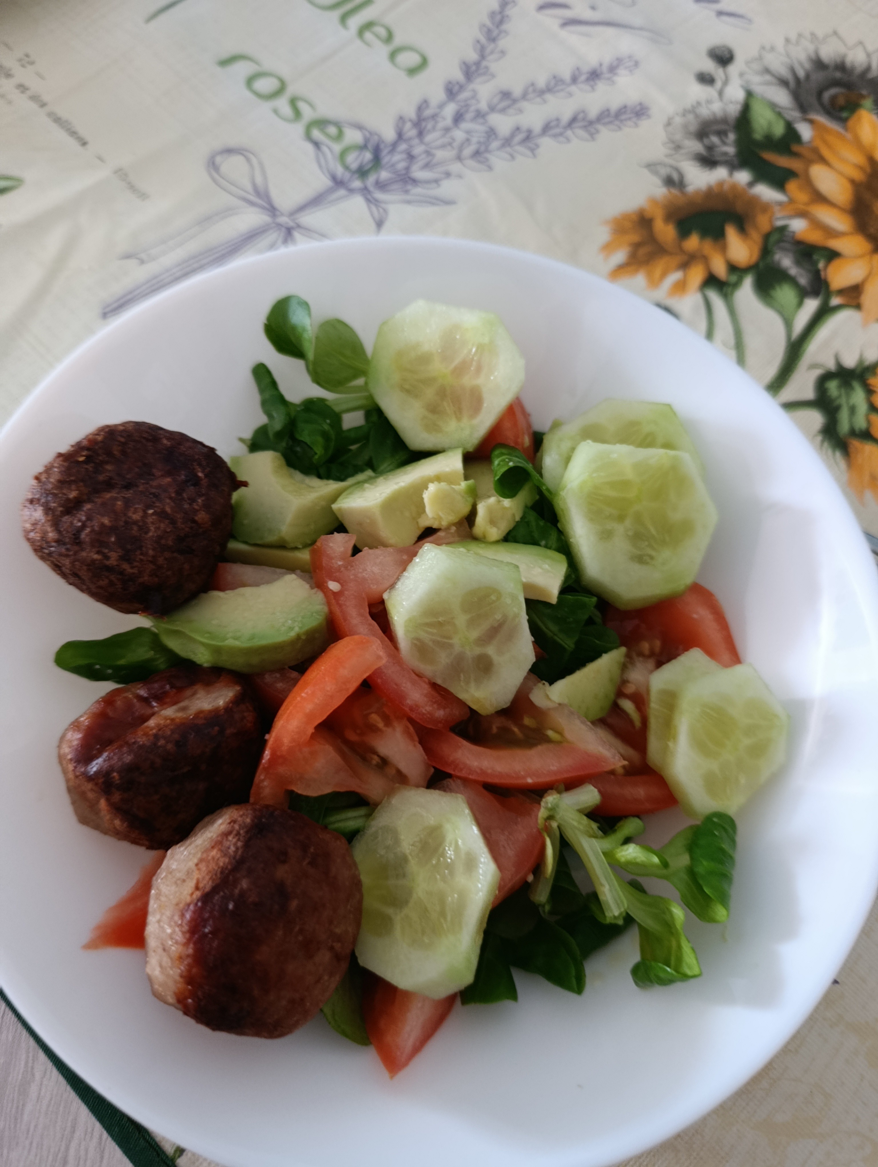 Albóndigas con ensalada fresca