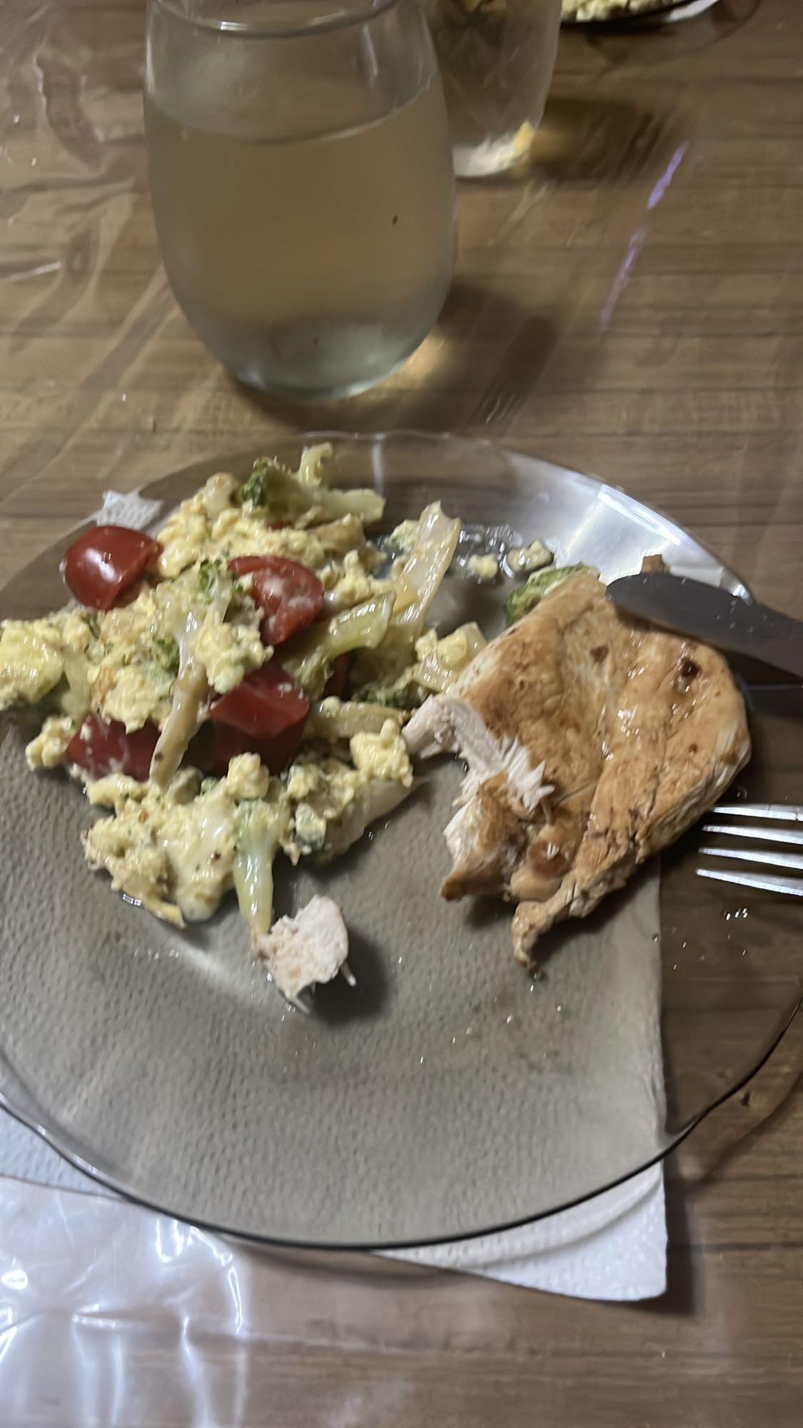 Pollo con huevos y verduras