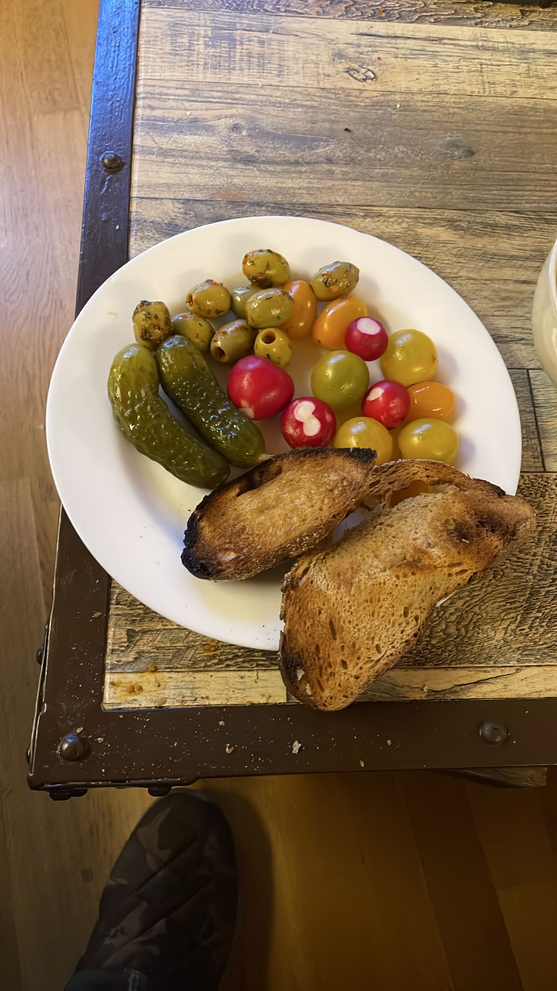 Assiette apéritif légumes pain
