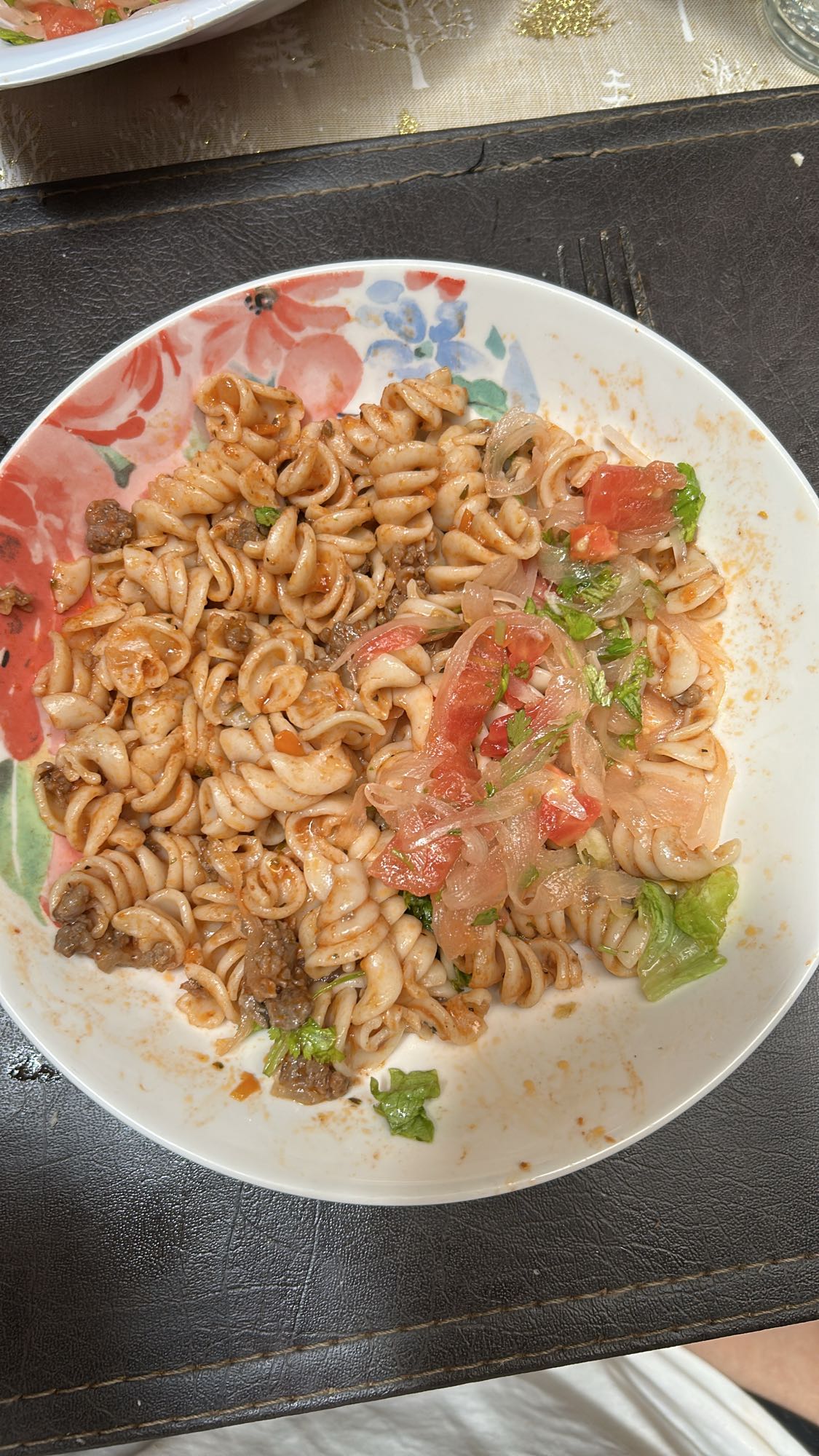 pasta con carne y ensalada