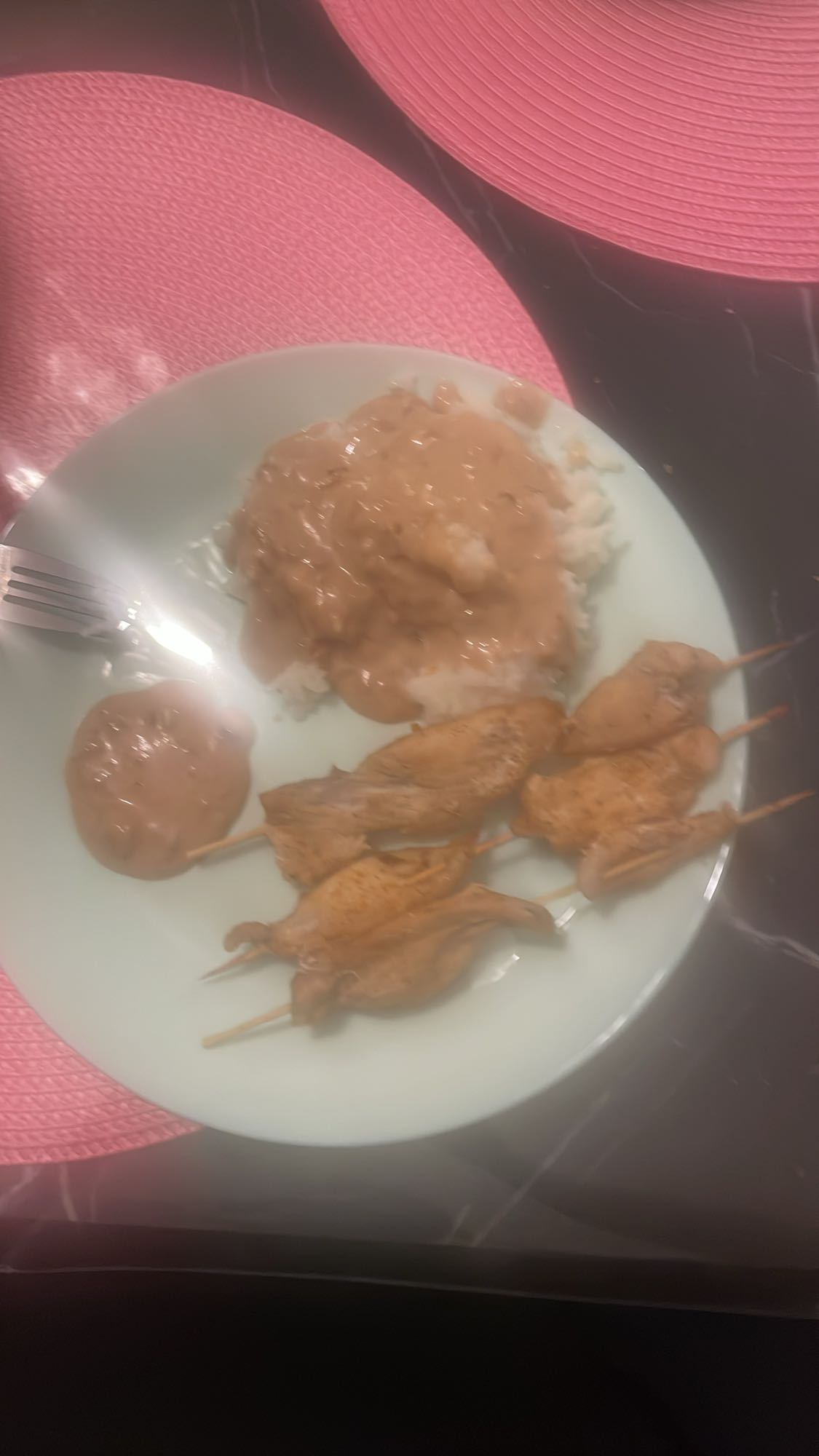 Kycklingspett med ris och sås