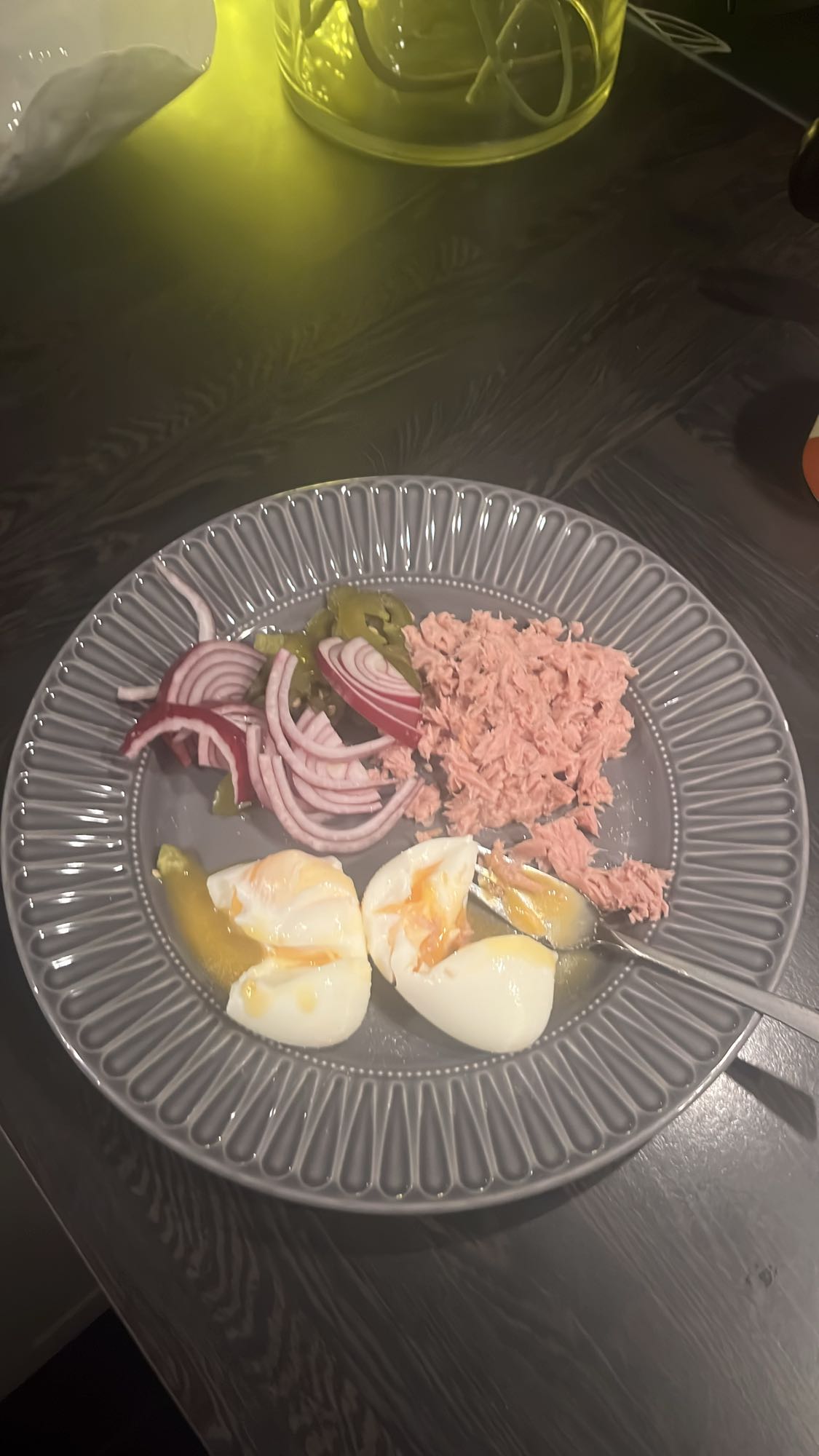 Tonfisk och ägg tallrik