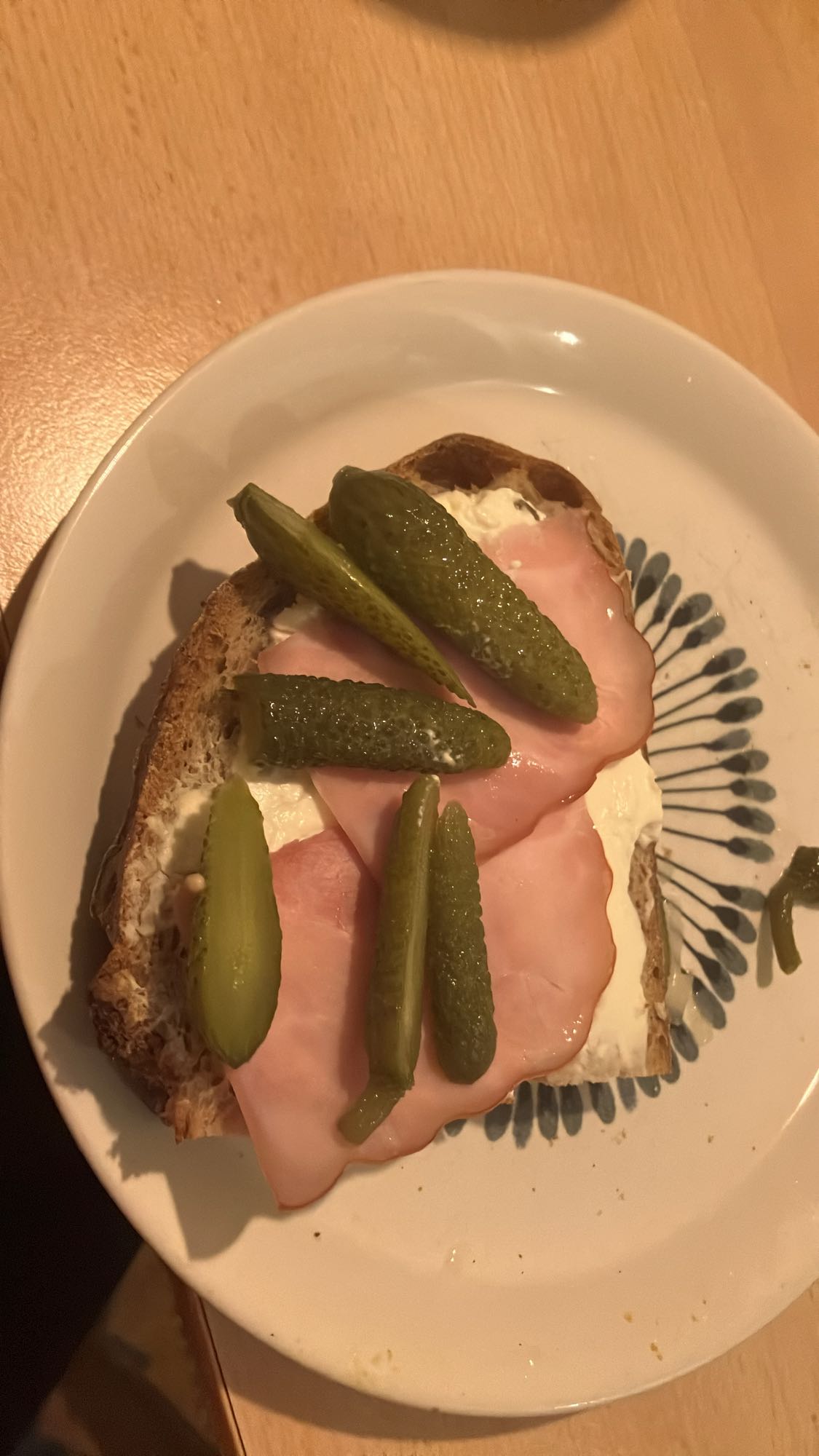 Torrada com presunto e pickles