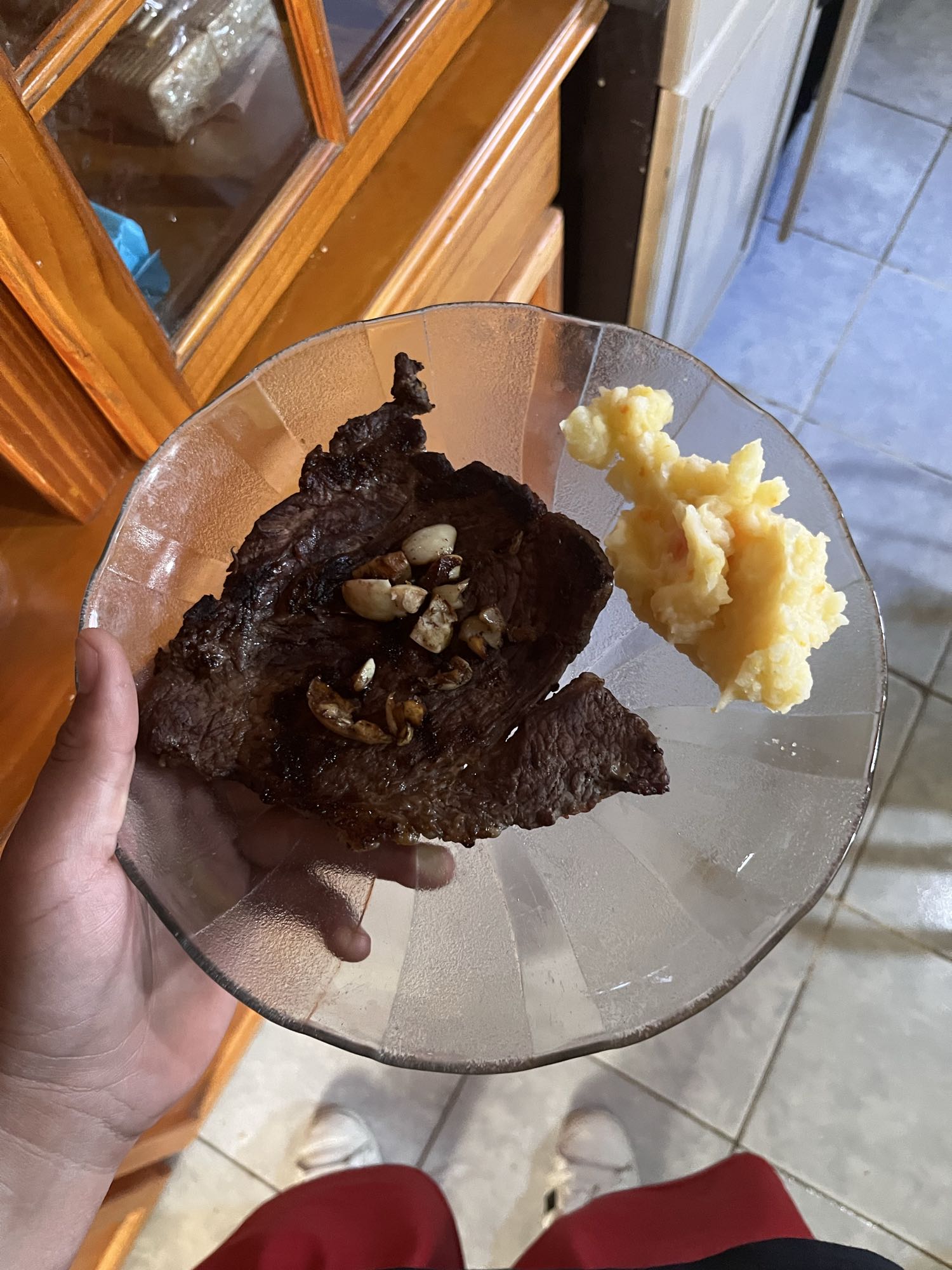 Puré de papa con zapallo, zanahoria, leche y churrasco al ajo