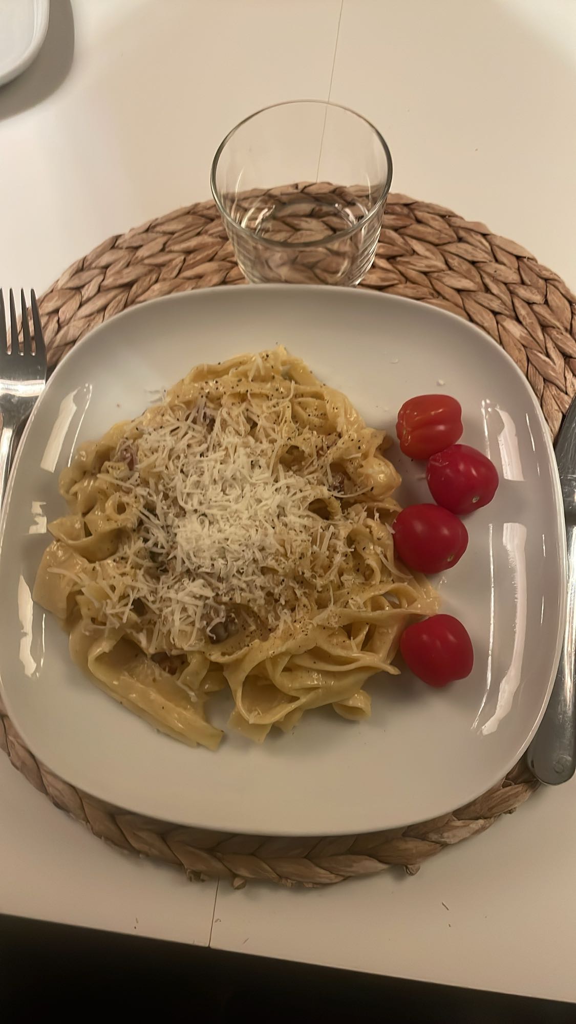 Krämig pasta med tomater
