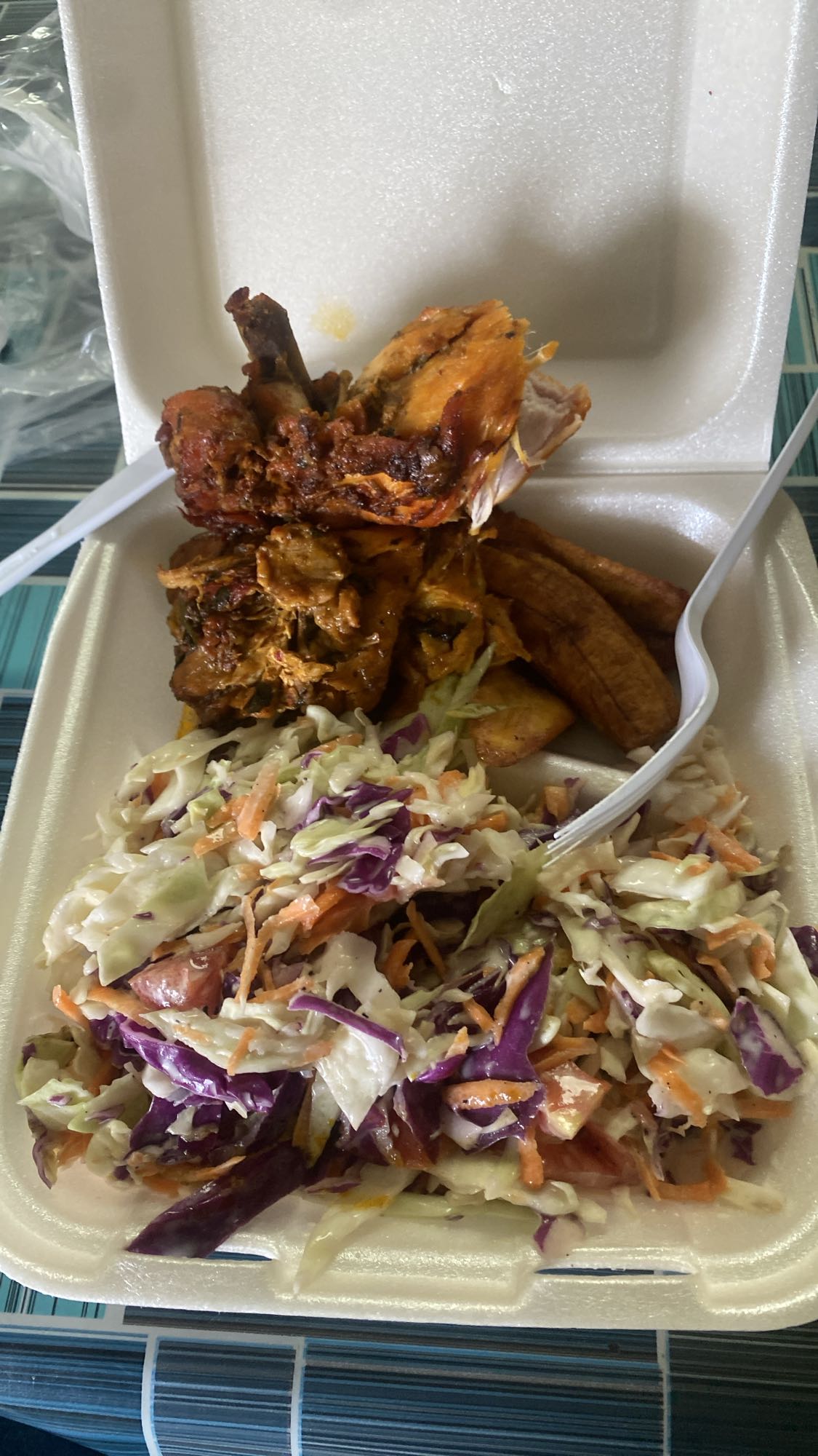 Pollo asado con ensalada