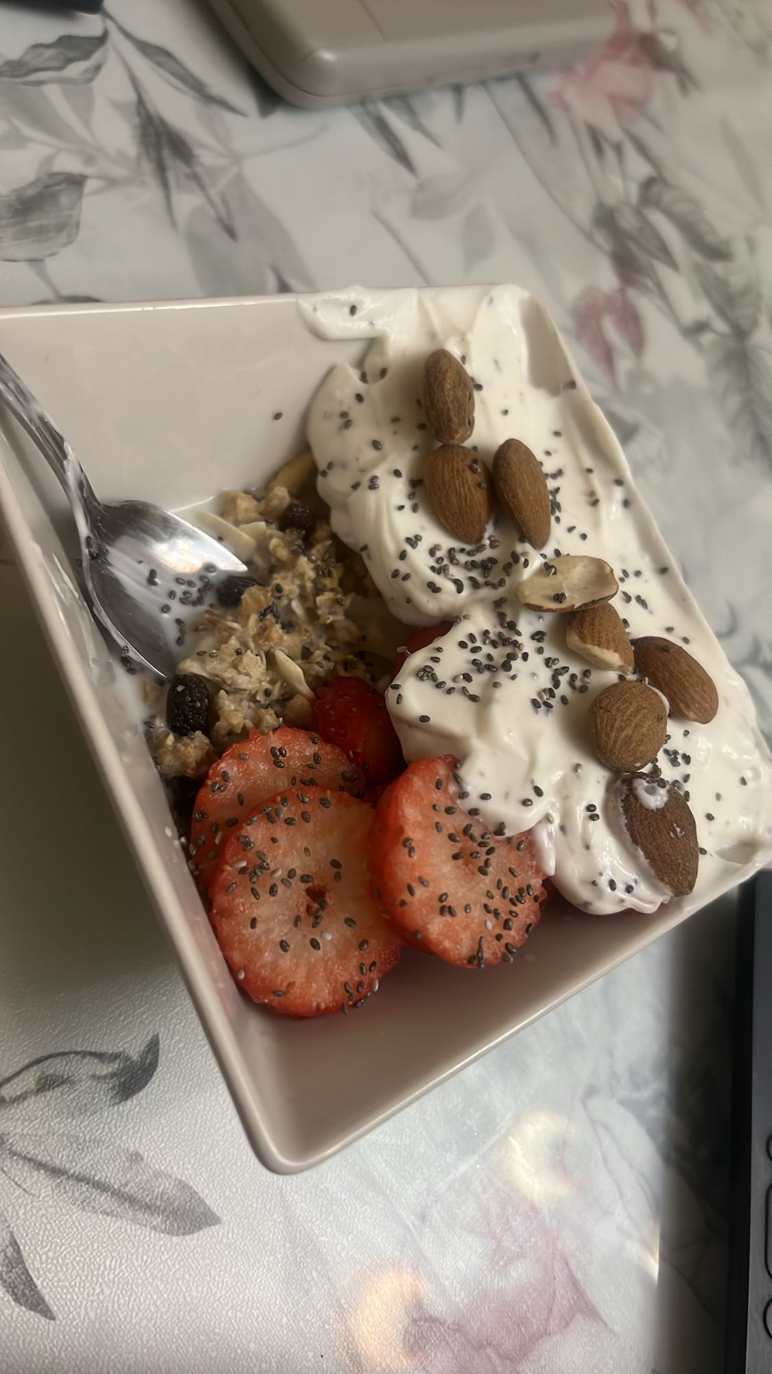 yogur con frutas y nueces