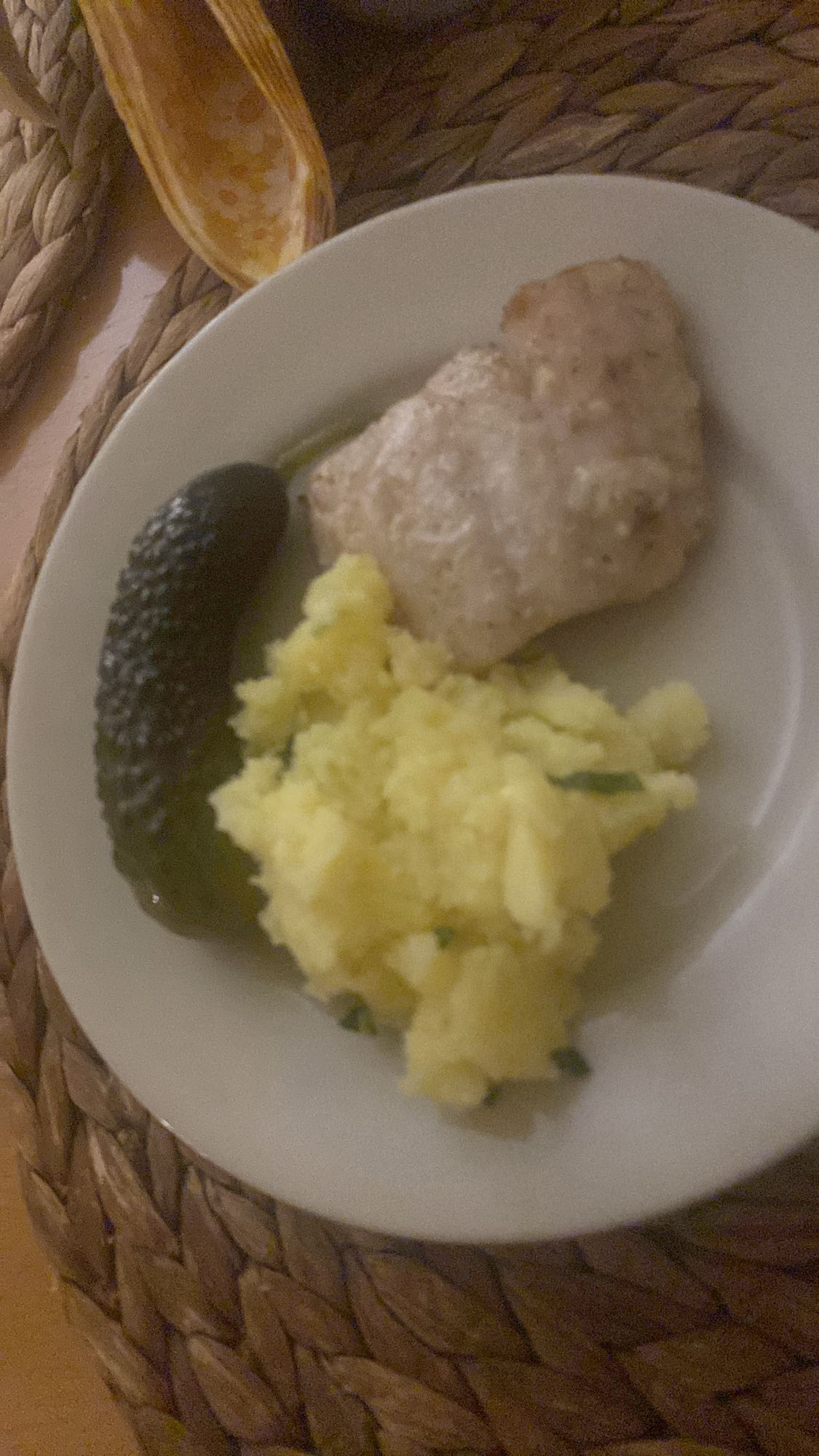 Ziemniaki z kotletem i ogórkiem