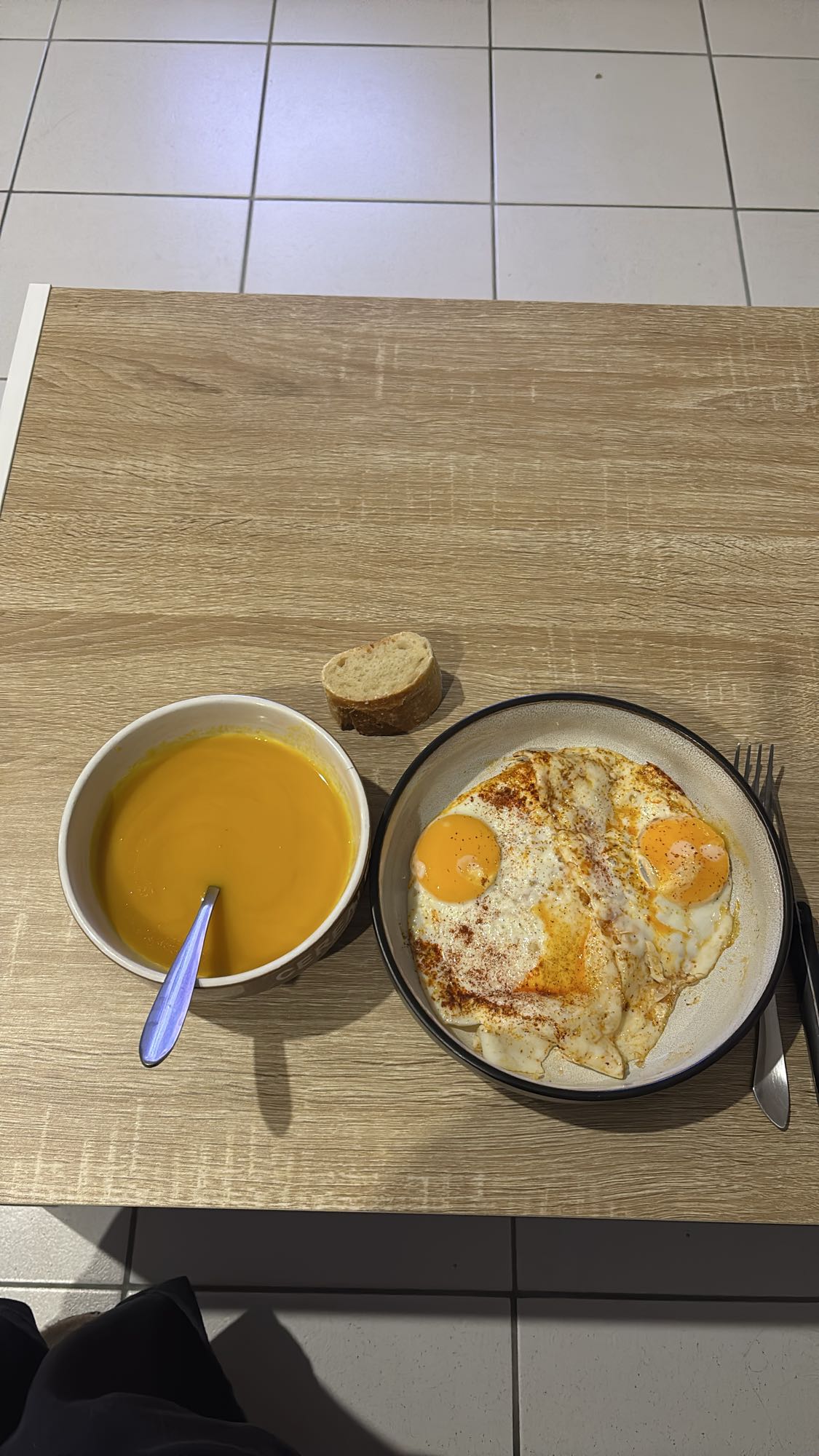 Soupe et œufs frits