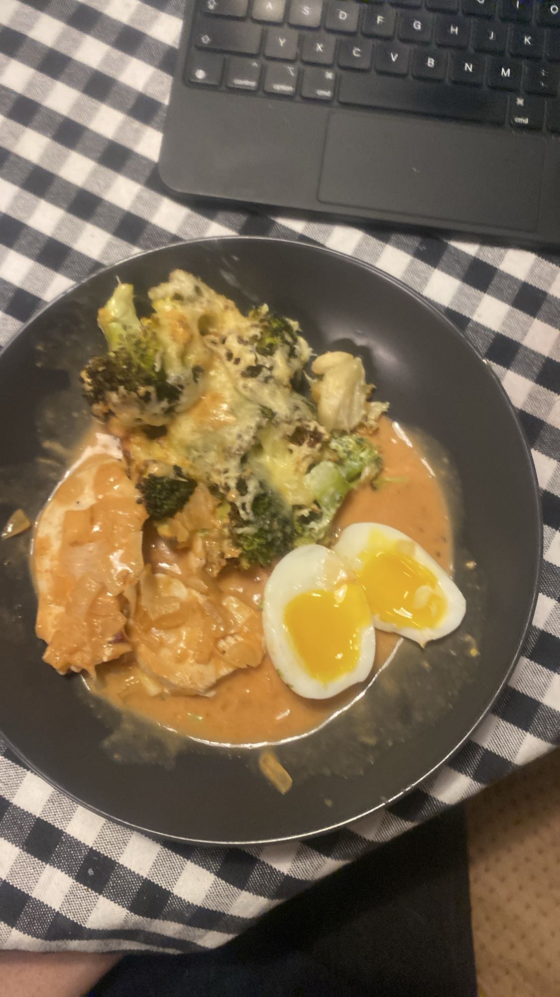 Kip met broccoli en ei