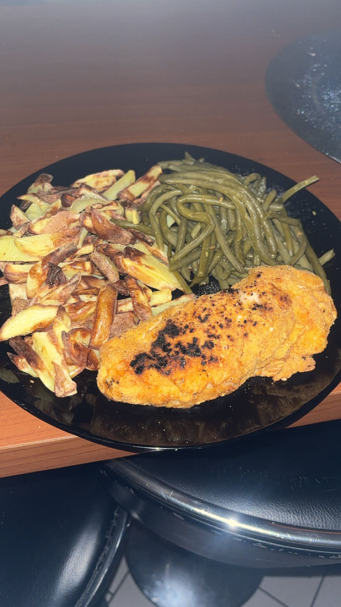 Poulet pané maison, haricots verts, pommes de terre