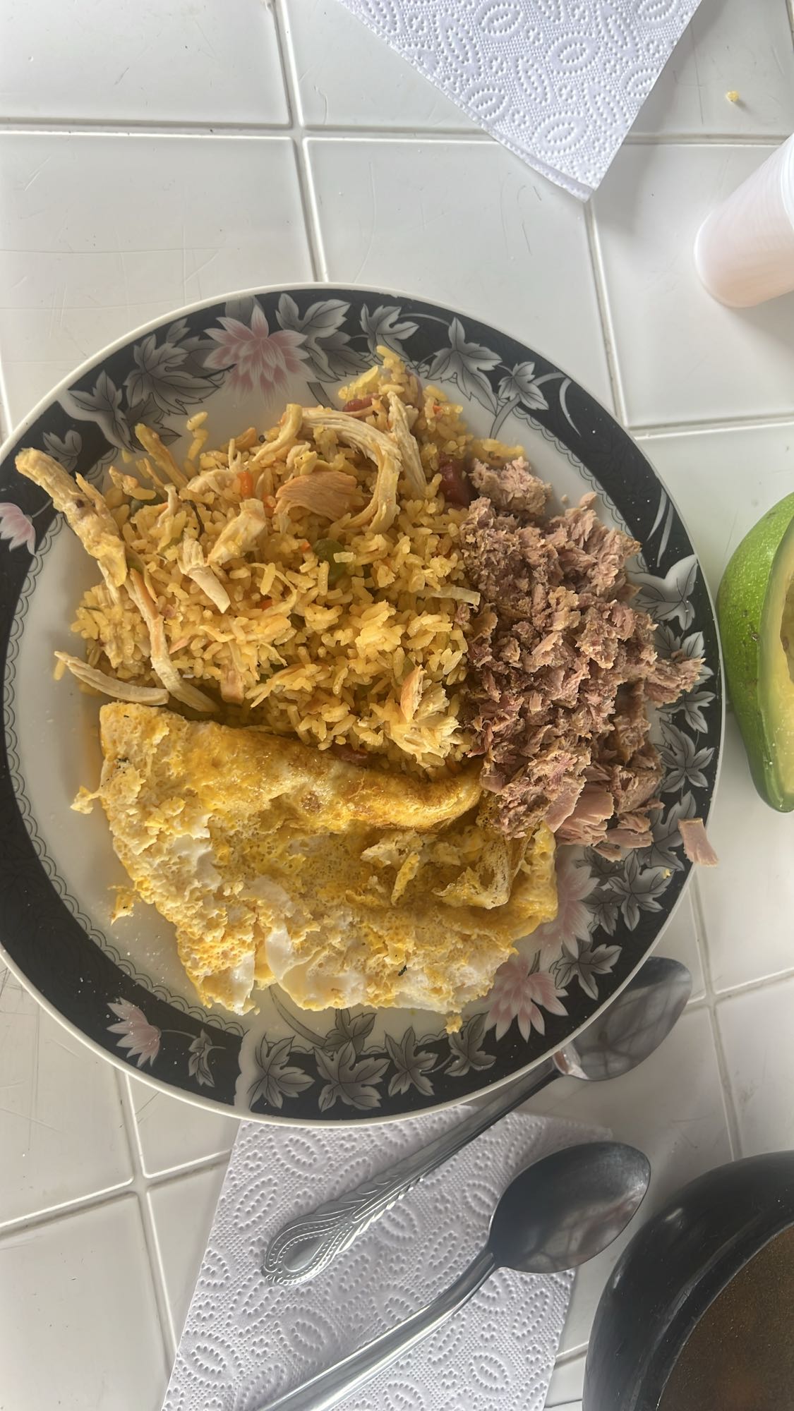 Arroz con pollo, atún y huevo